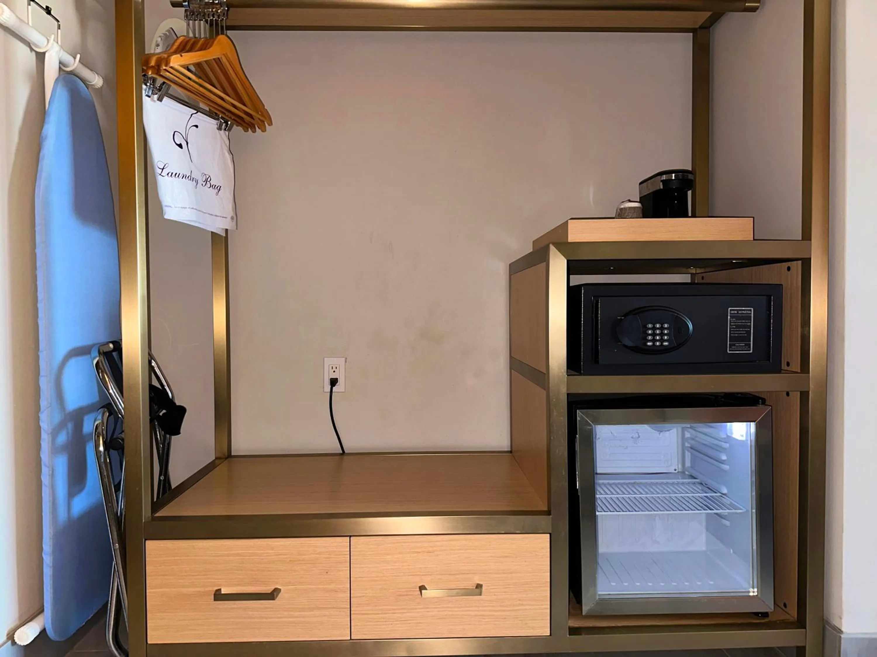 oven in Lincoln Hotel Monterey Park Los Angeles