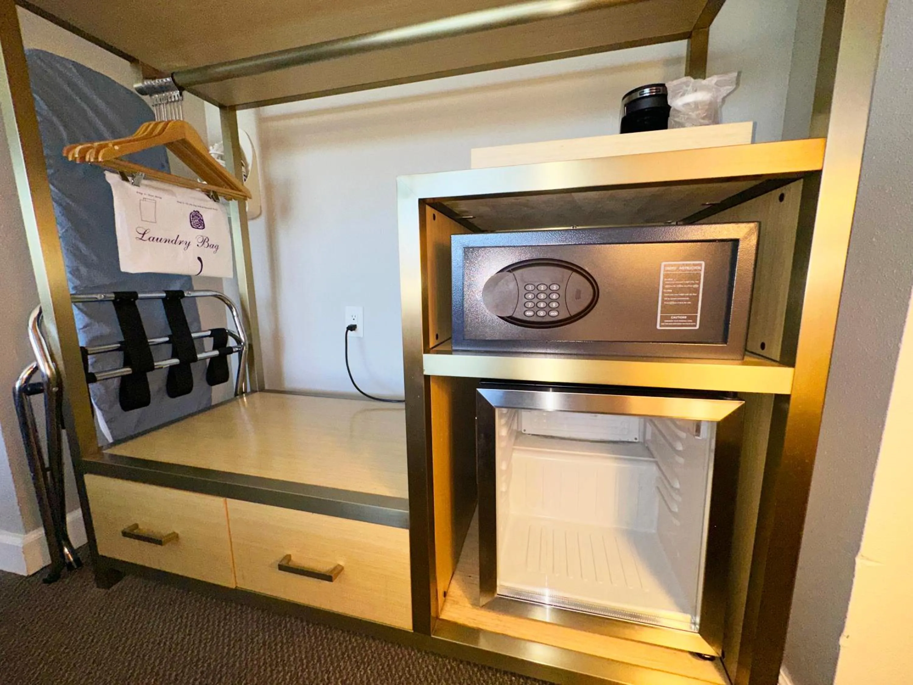 Coffee/tea facilities in Lincoln Hotel Monterey Park Los Angeles