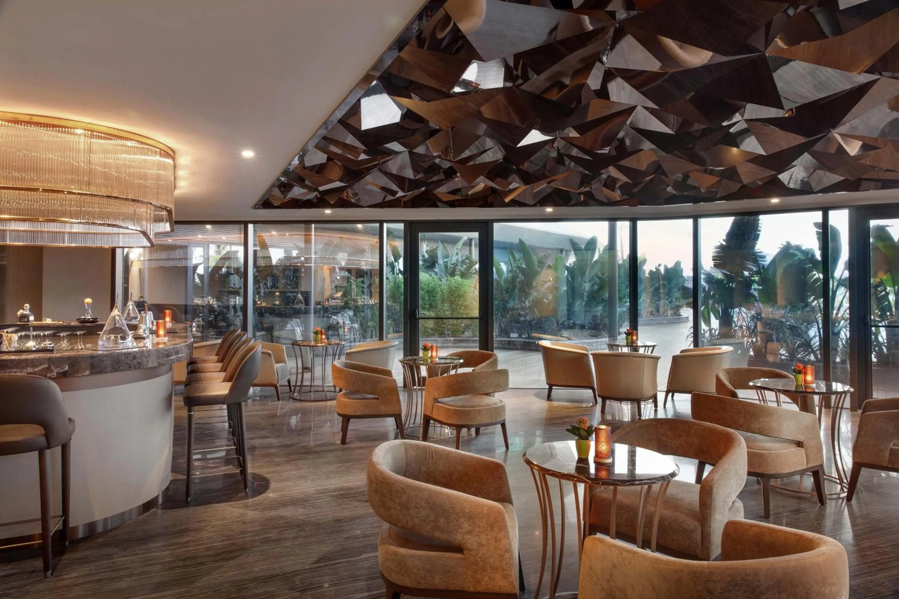 Lounge or bar in Reges, a Luxury Collection Resort & Spa, Cesme