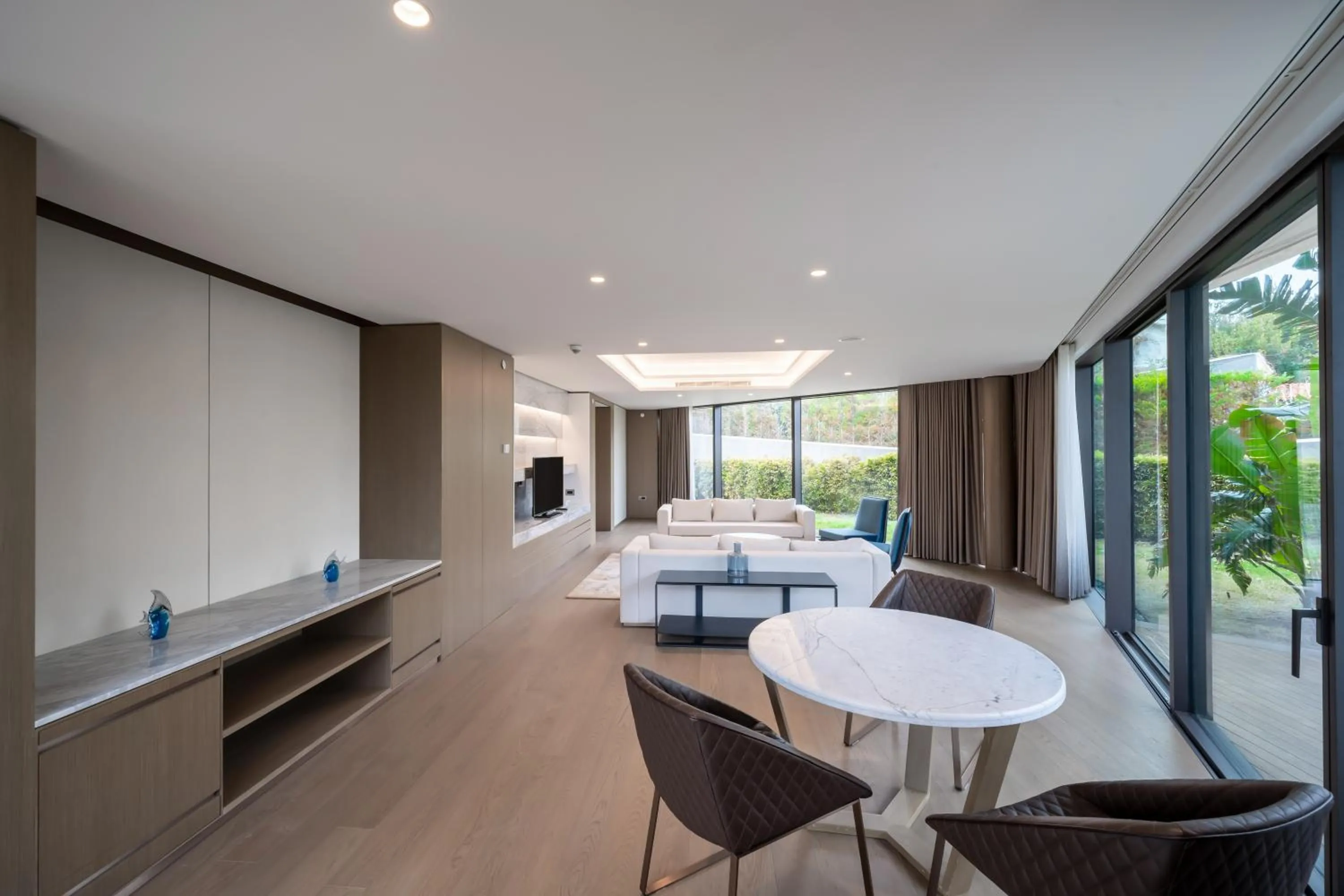 Communal lounge/ TV room in Reges, a Luxury Collection Resort & Spa, Cesme