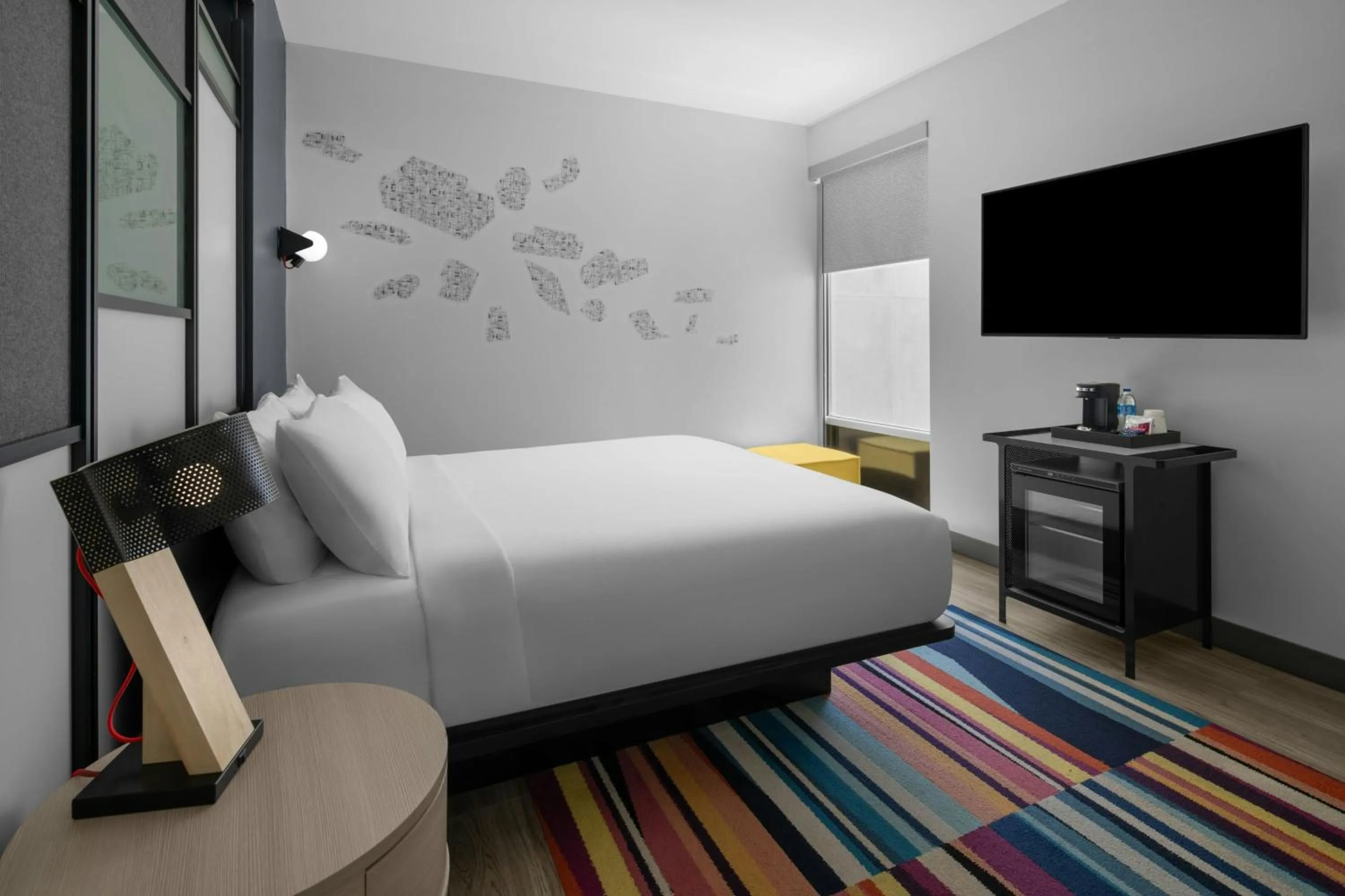 Photo of the whole room, Bed in Aloft Savannah Downtown Historic District