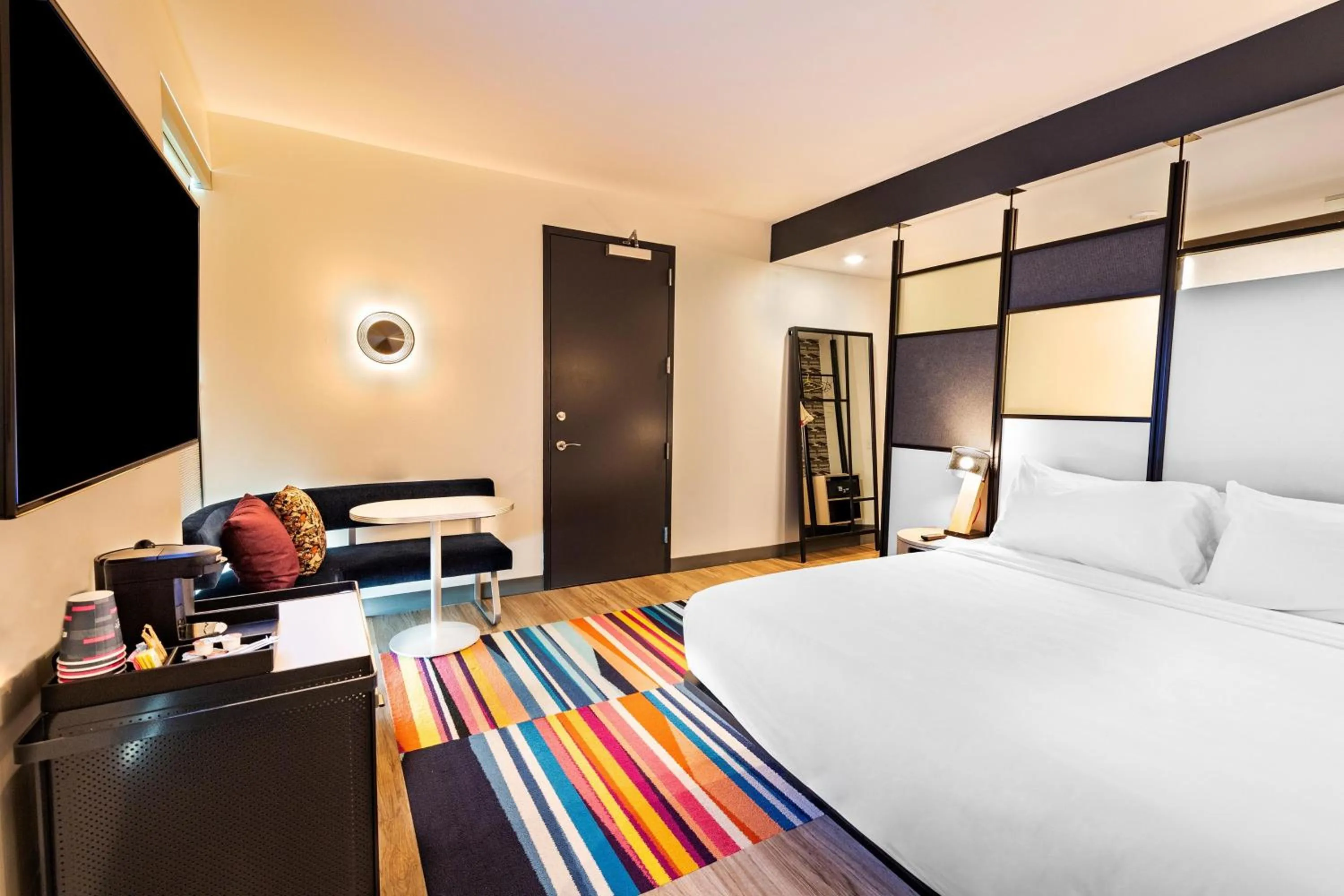 Photo of the whole room, Bed in Aloft Savannah Downtown Historic District