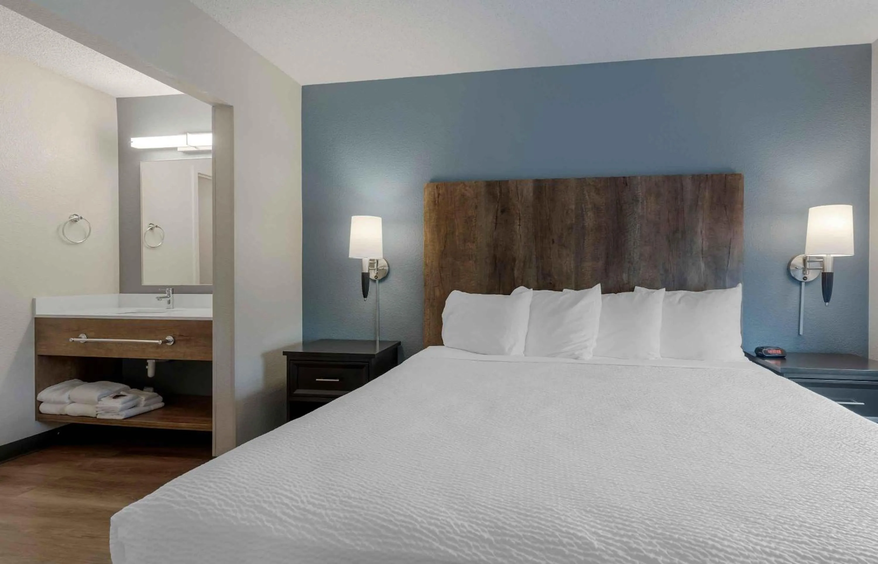 Bedroom, Bed in Extended Stay America Suites - San Jose - Sunnyvale