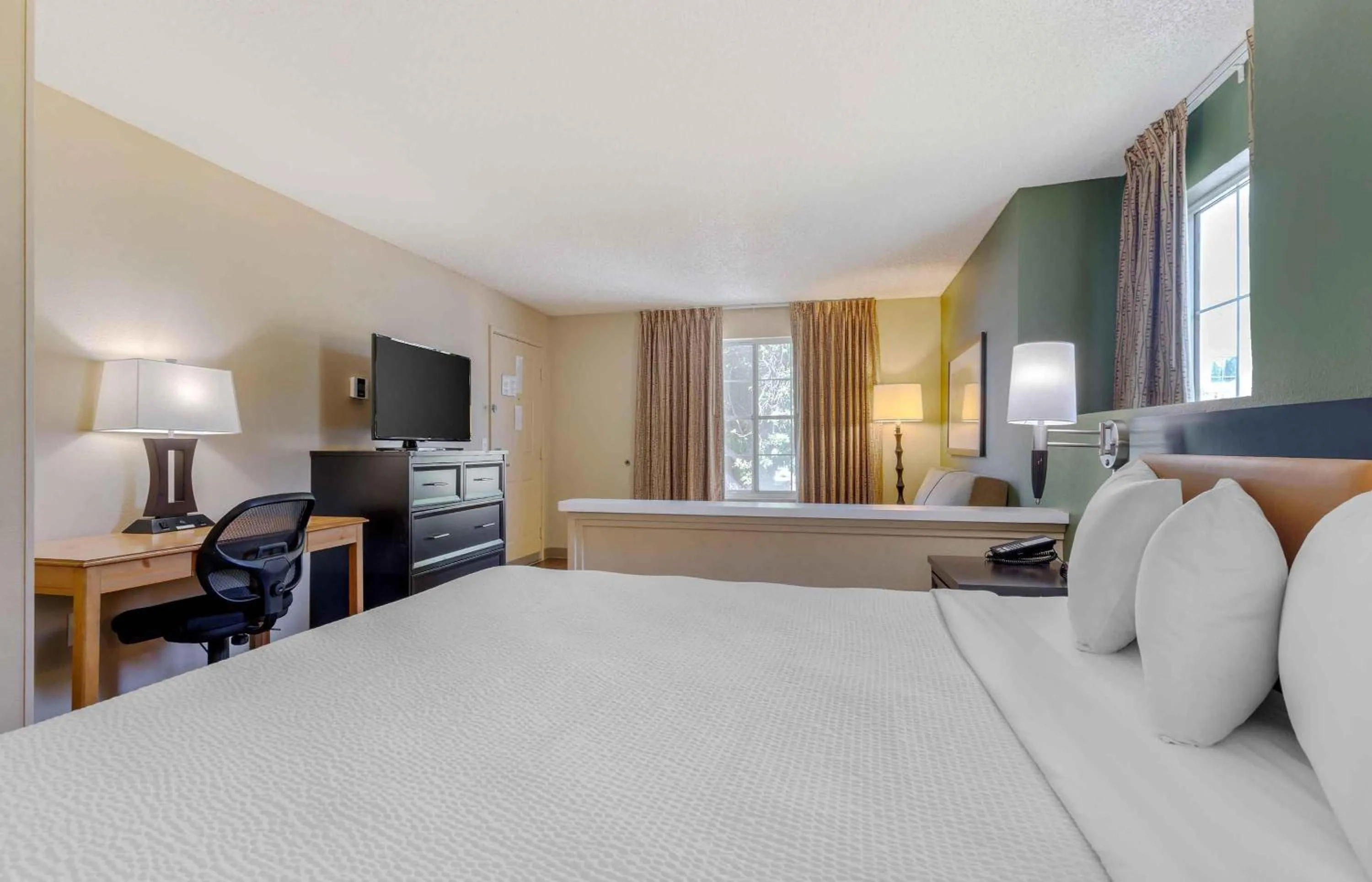 Bedroom, Bed in Extended Stay America Suites - San Jose - Sunnyvale