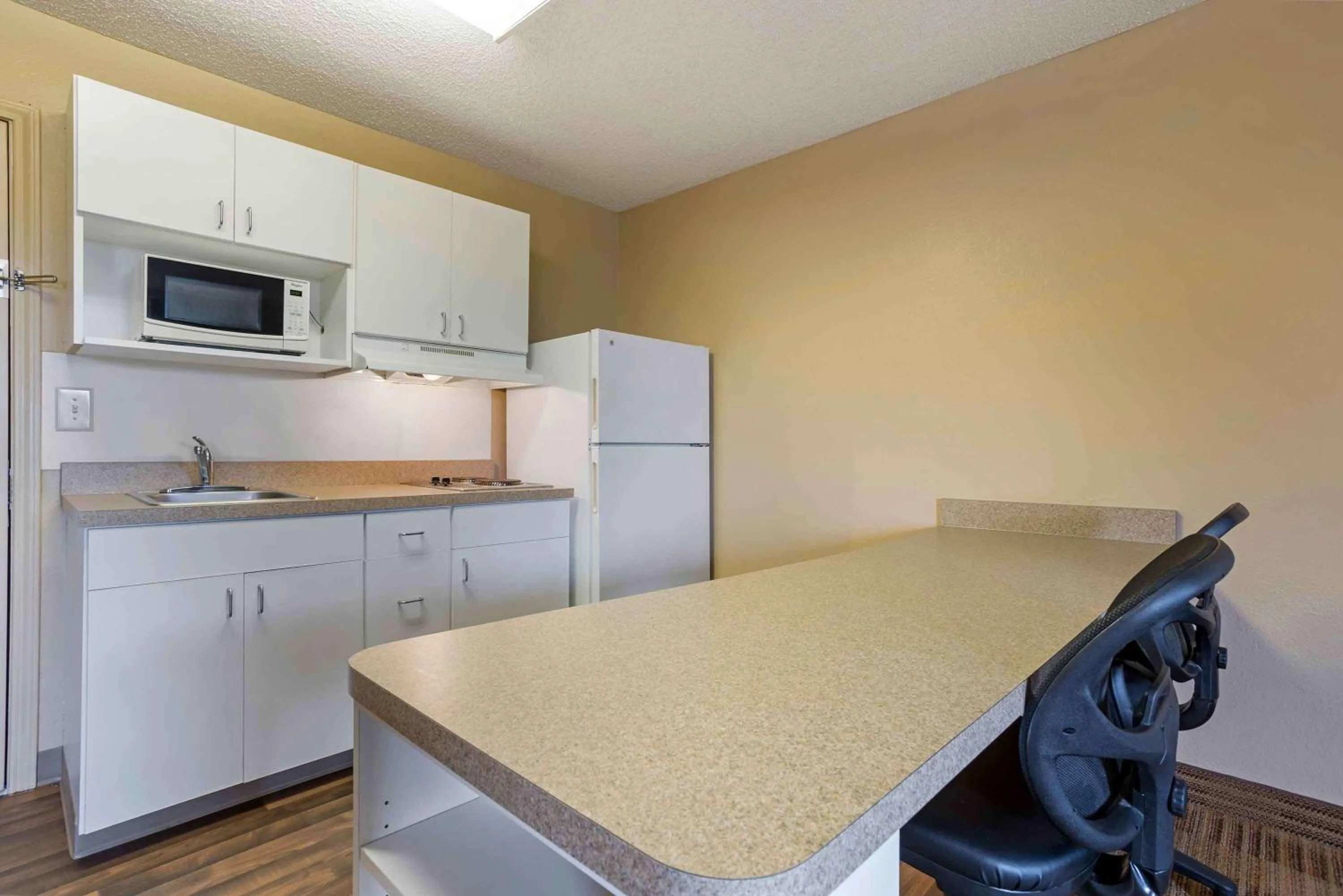 Kitchen or kitchenette in Extended Stay America Select Suites - Houston - Sugar Land