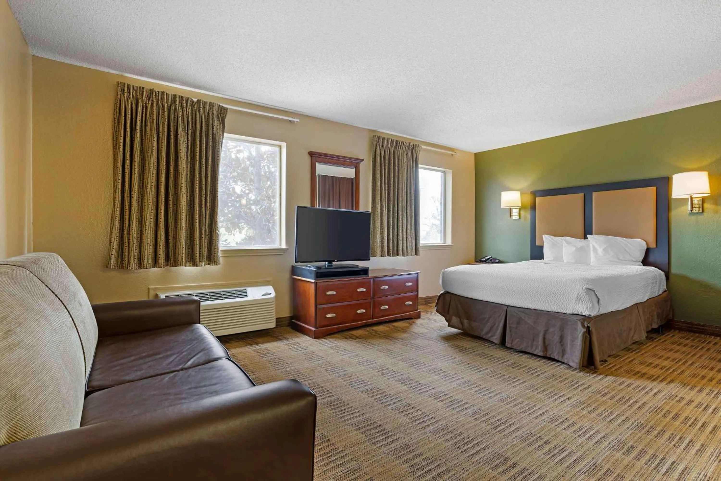 Bedroom, Bed in Extended Stay America Select Suites - Houston - Sugar Land