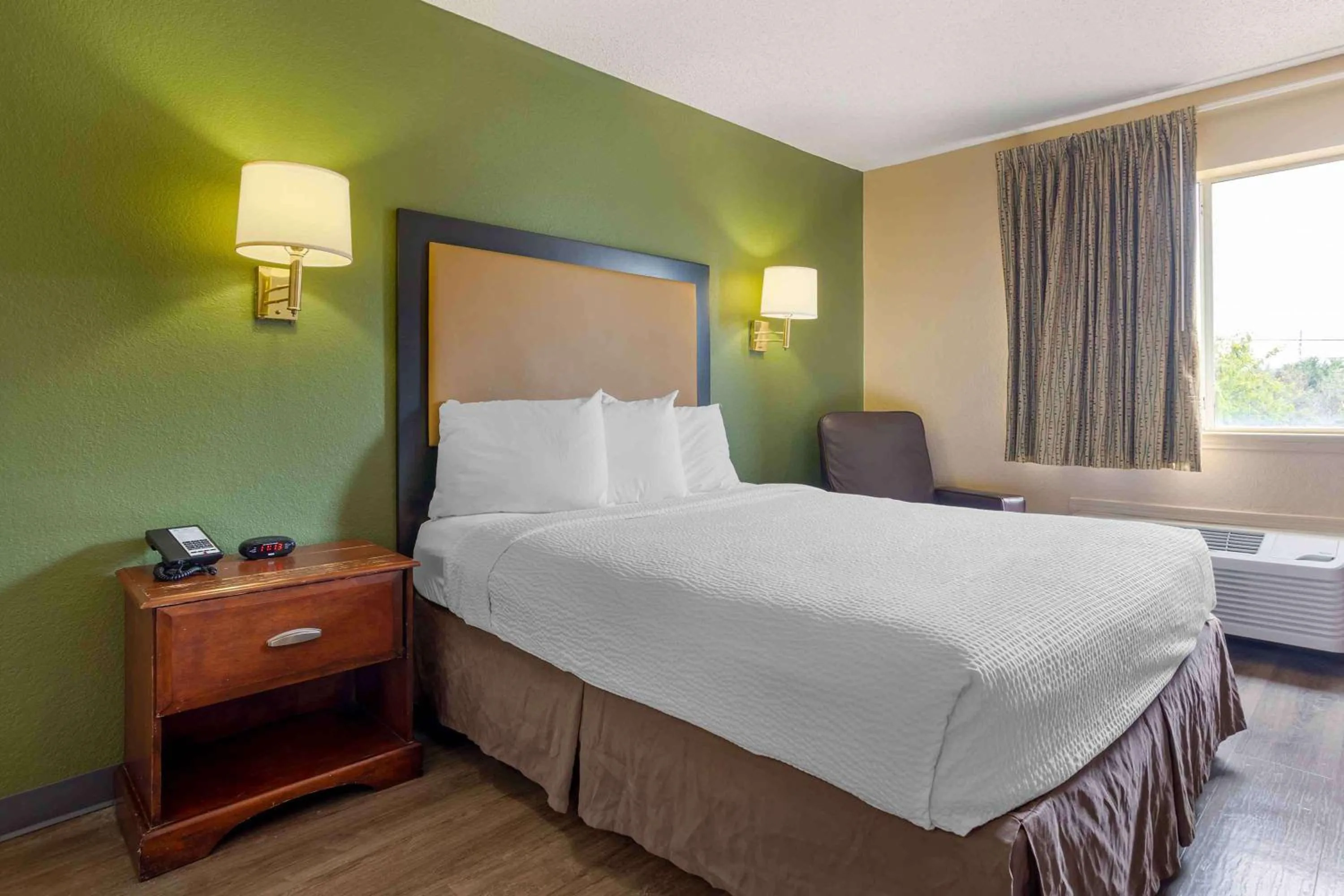 Bedroom, Bed in Extended Stay America Select Suites - Houston - Sugar Land