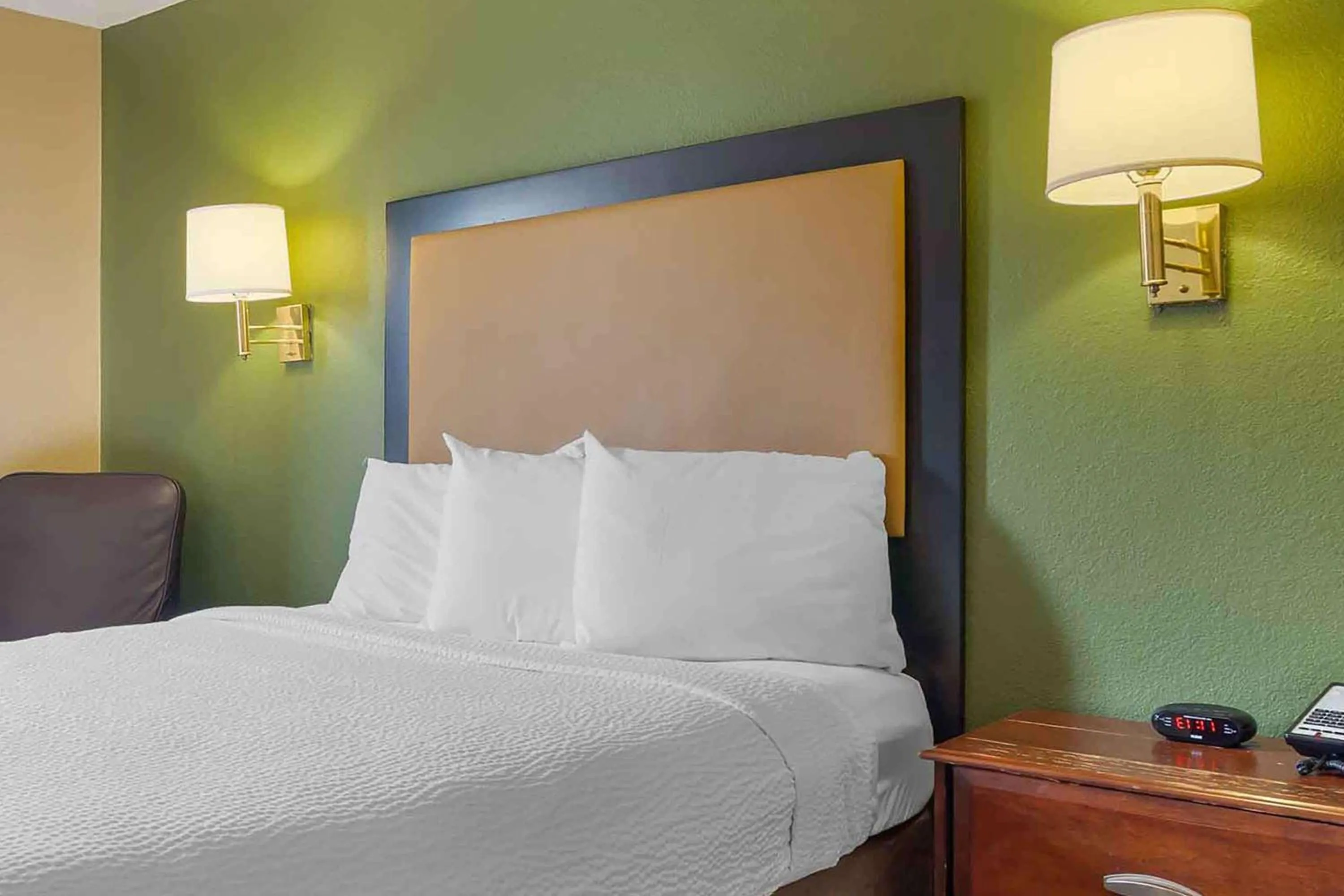 Bedroom, Bed in Extended Stay America Select Suites - Houston - Sugar Land