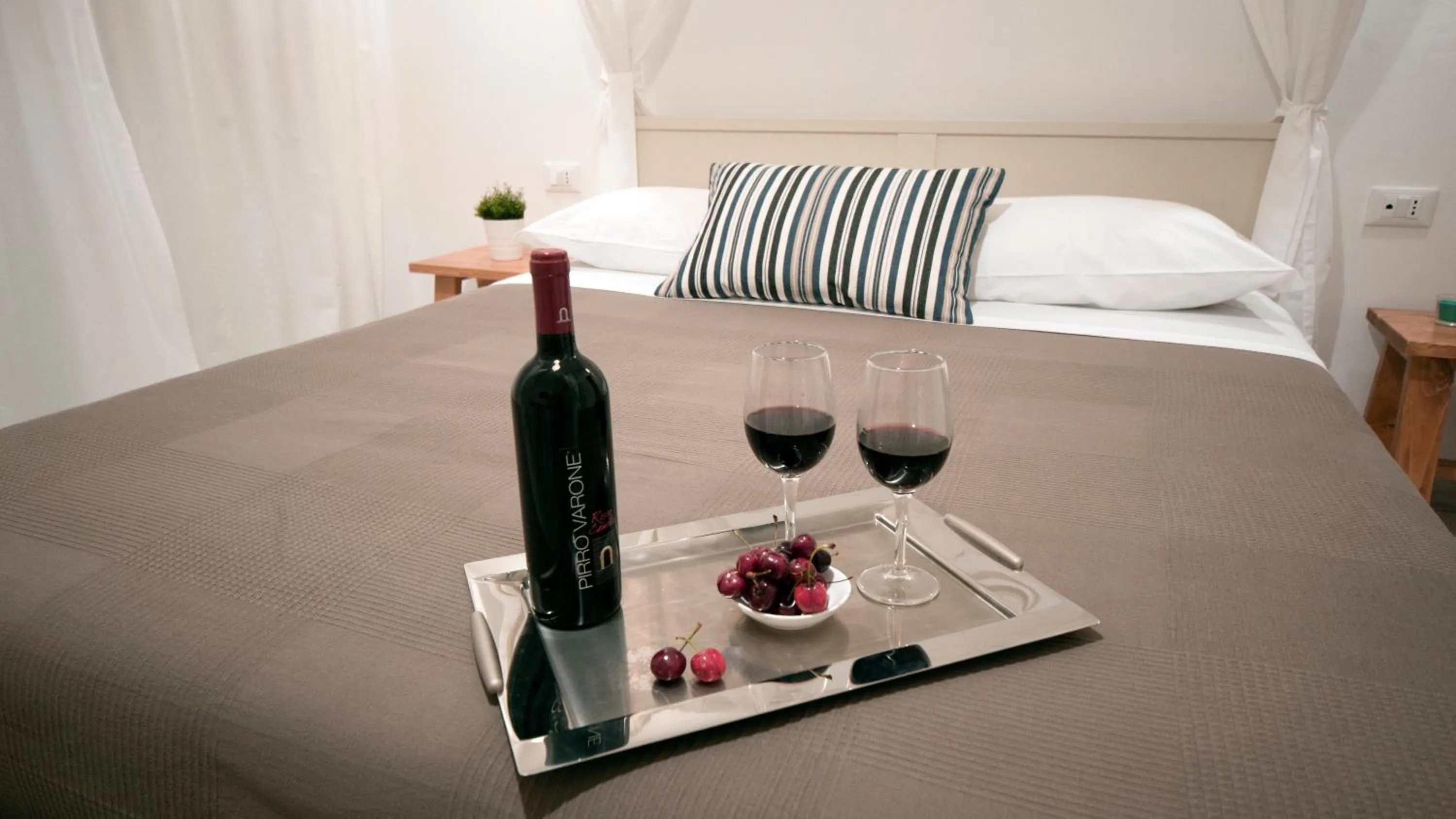 Drinks, Bed in Petra Solis by Jdvacanze