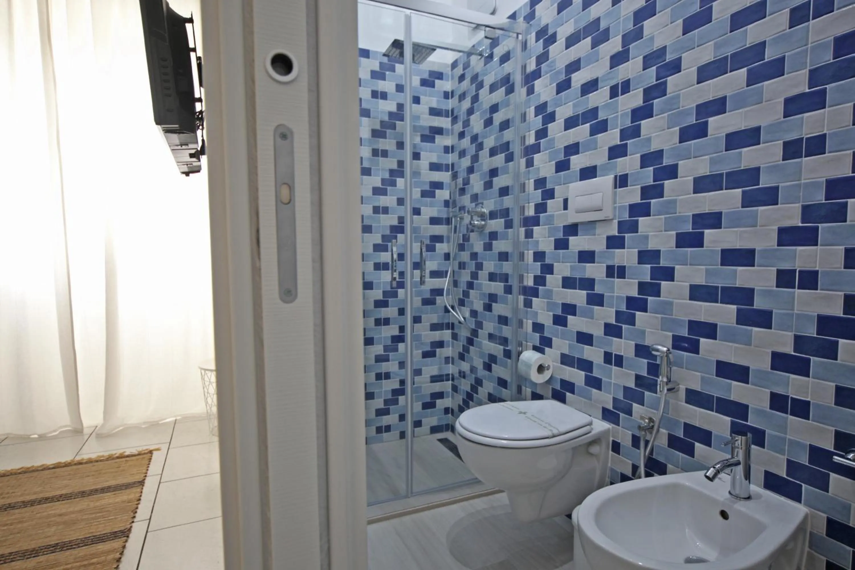 Shower in Petra Solis by Jdvacanze