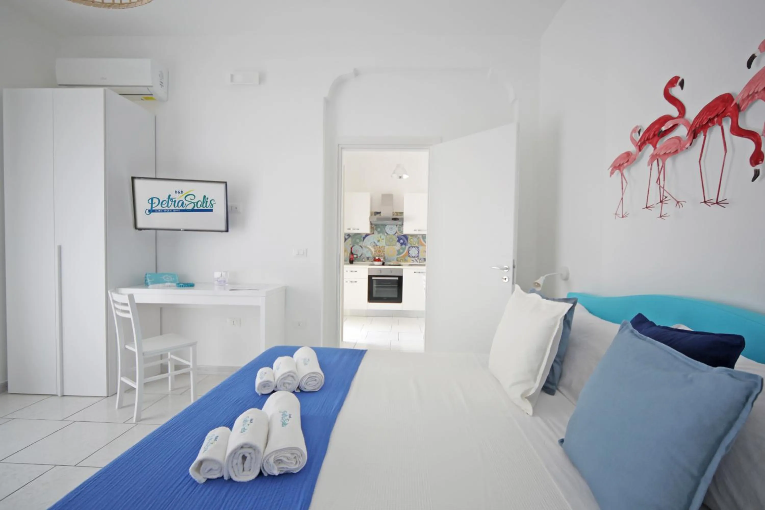 Photo of the whole room, Bed in Petra Solis by Jdvacanze