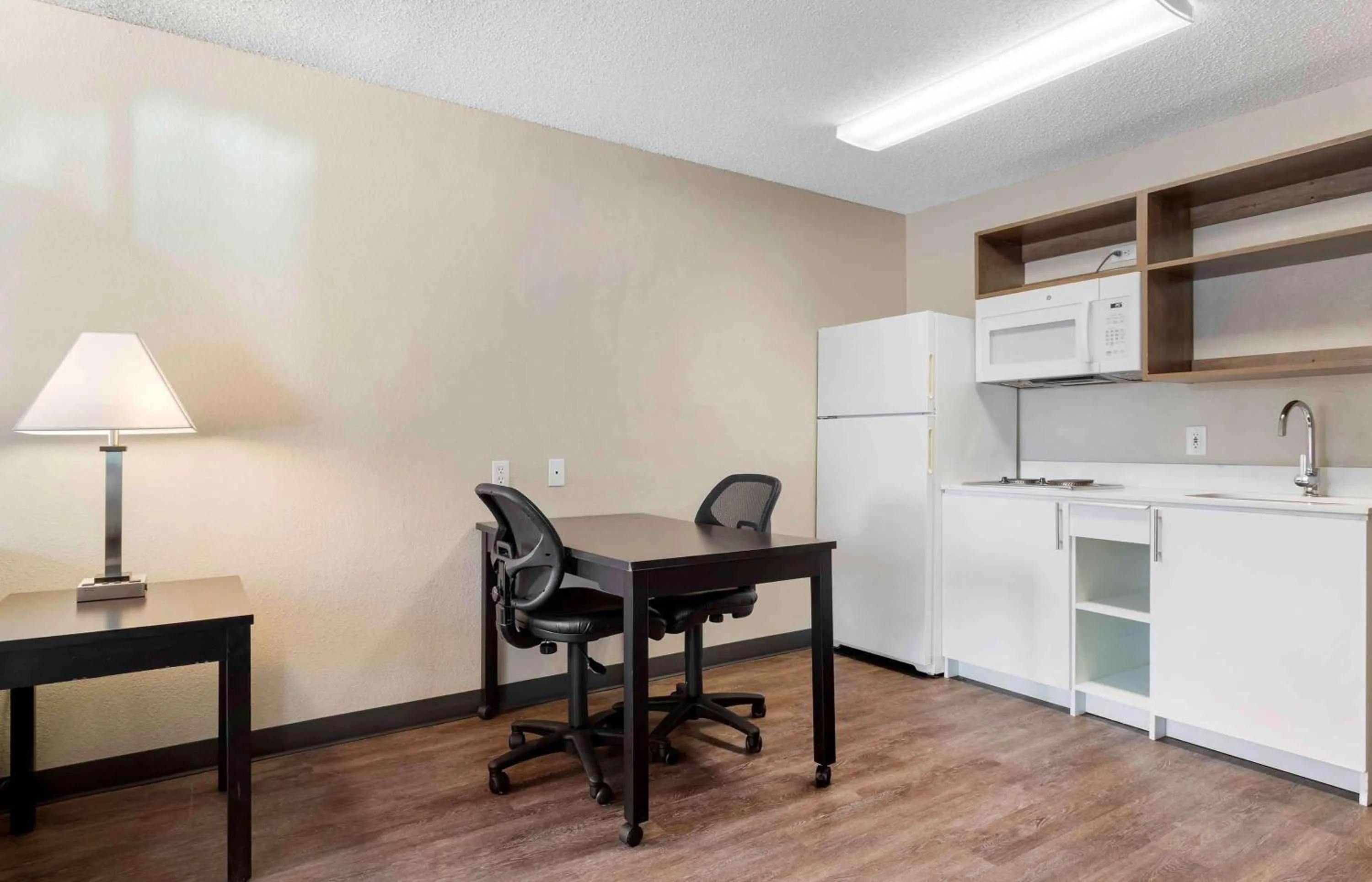 Kitchen or kitchenette in Extended Stay America Suites - Houston - Katy Freeway - Energy Corridor