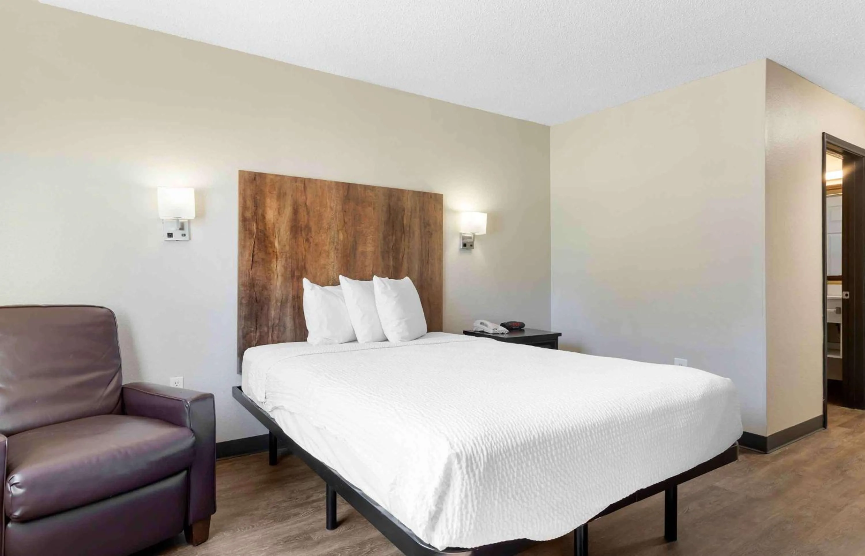 Bedroom, Bed in Extended Stay America Suites - Houston - Katy Freeway - Energy Corridor