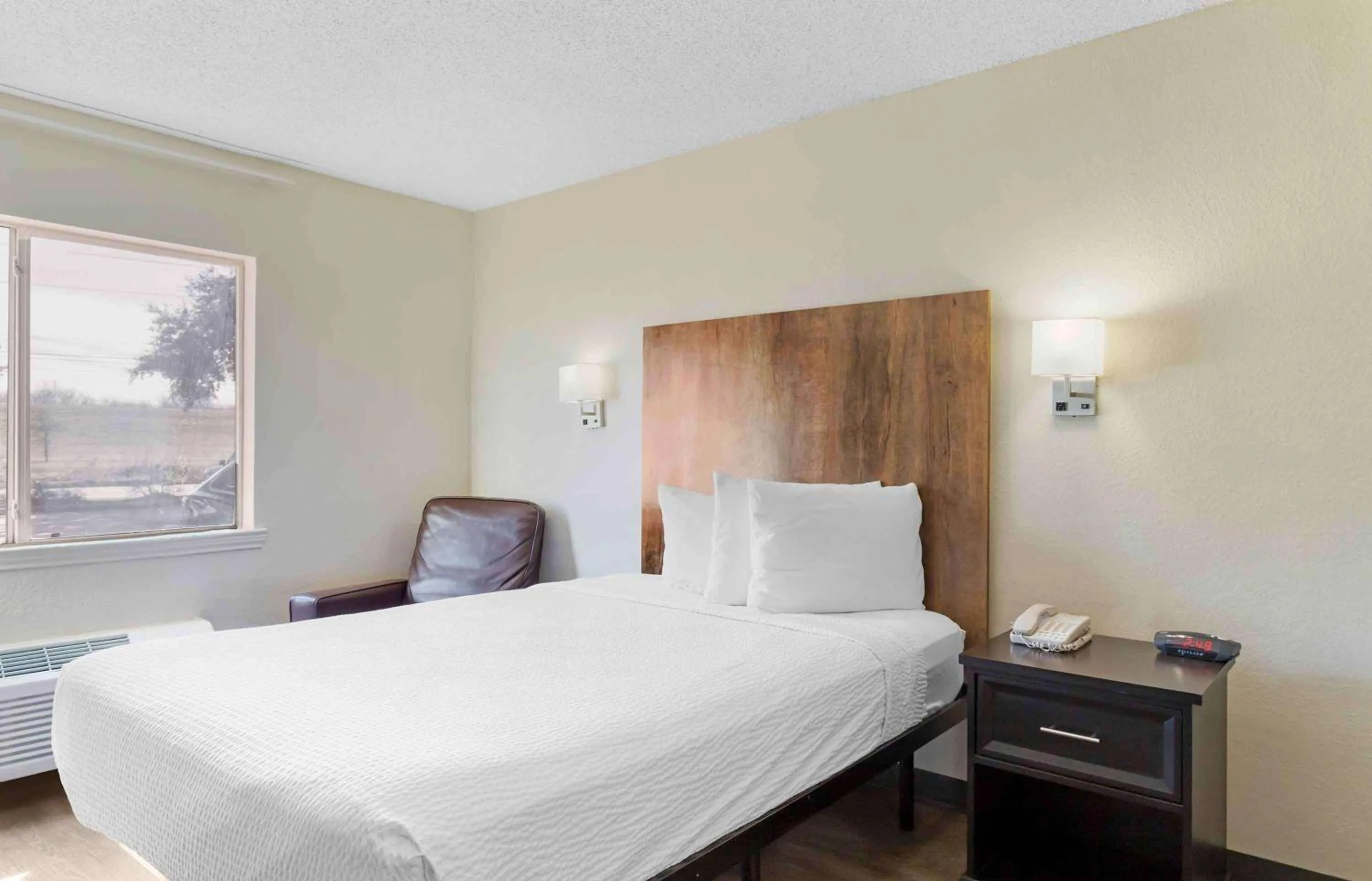 Bedroom, Bed in Extended Stay America Suites - Houston - Katy Freeway - Energy Corridor