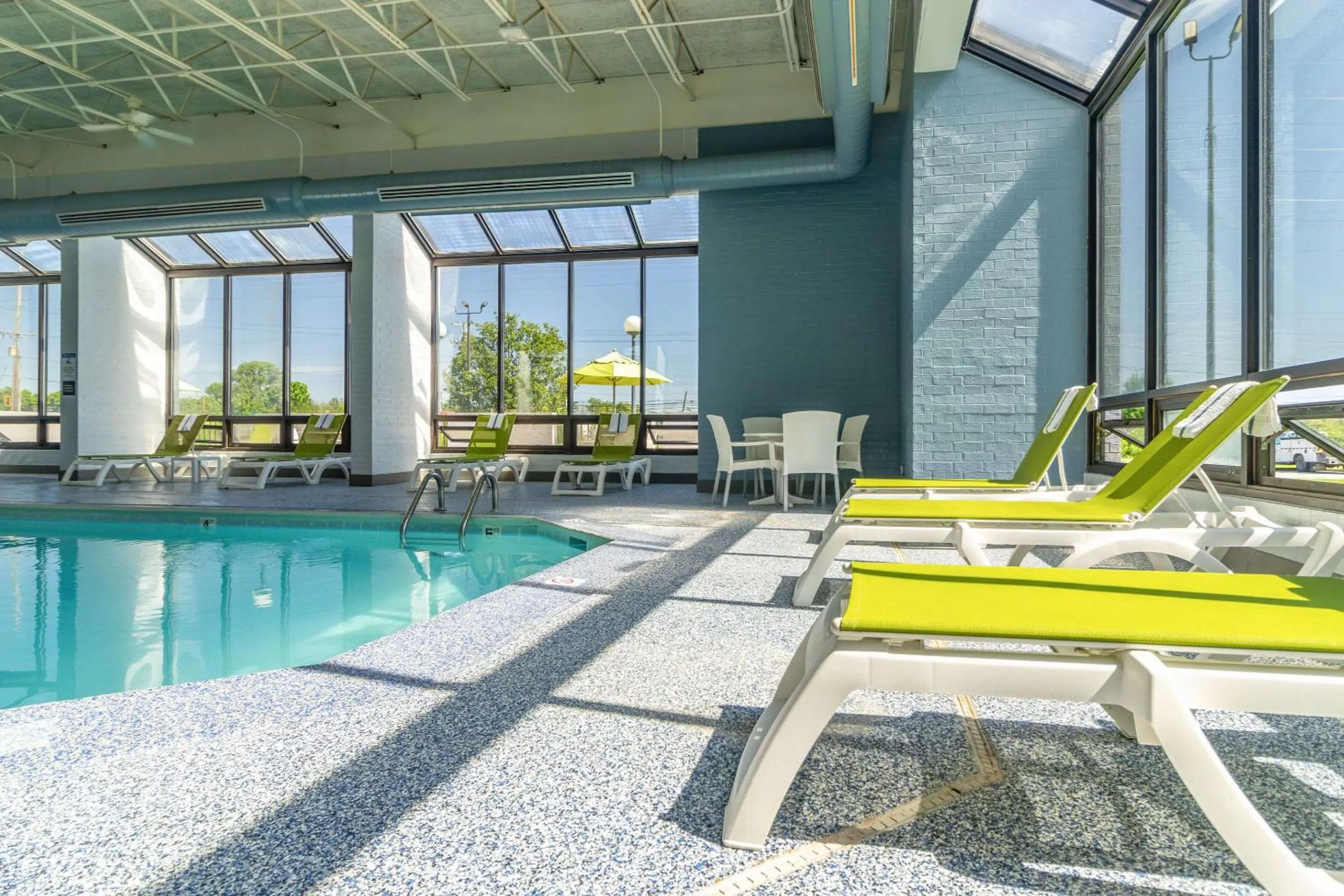 Swimming pool in Comfort Inn & Suites Evansville Airport