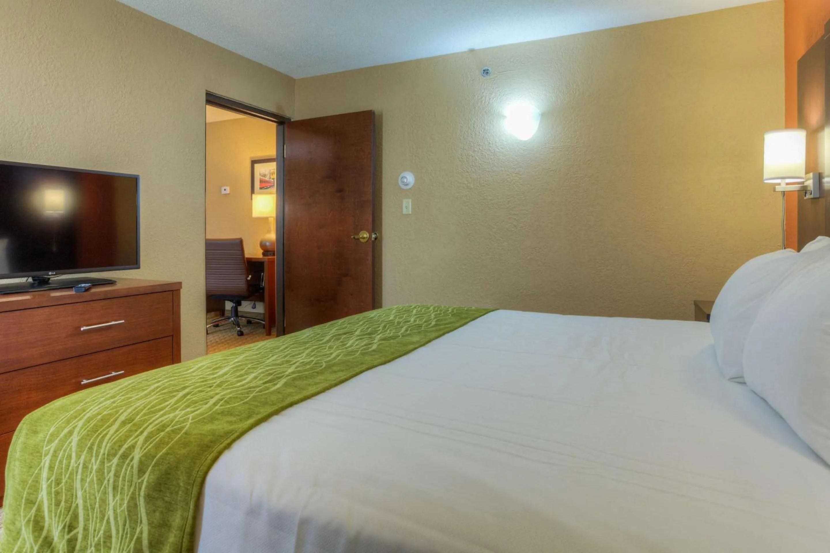 Bedroom, Bed in Comfort Inn & Suites Evansville Airport