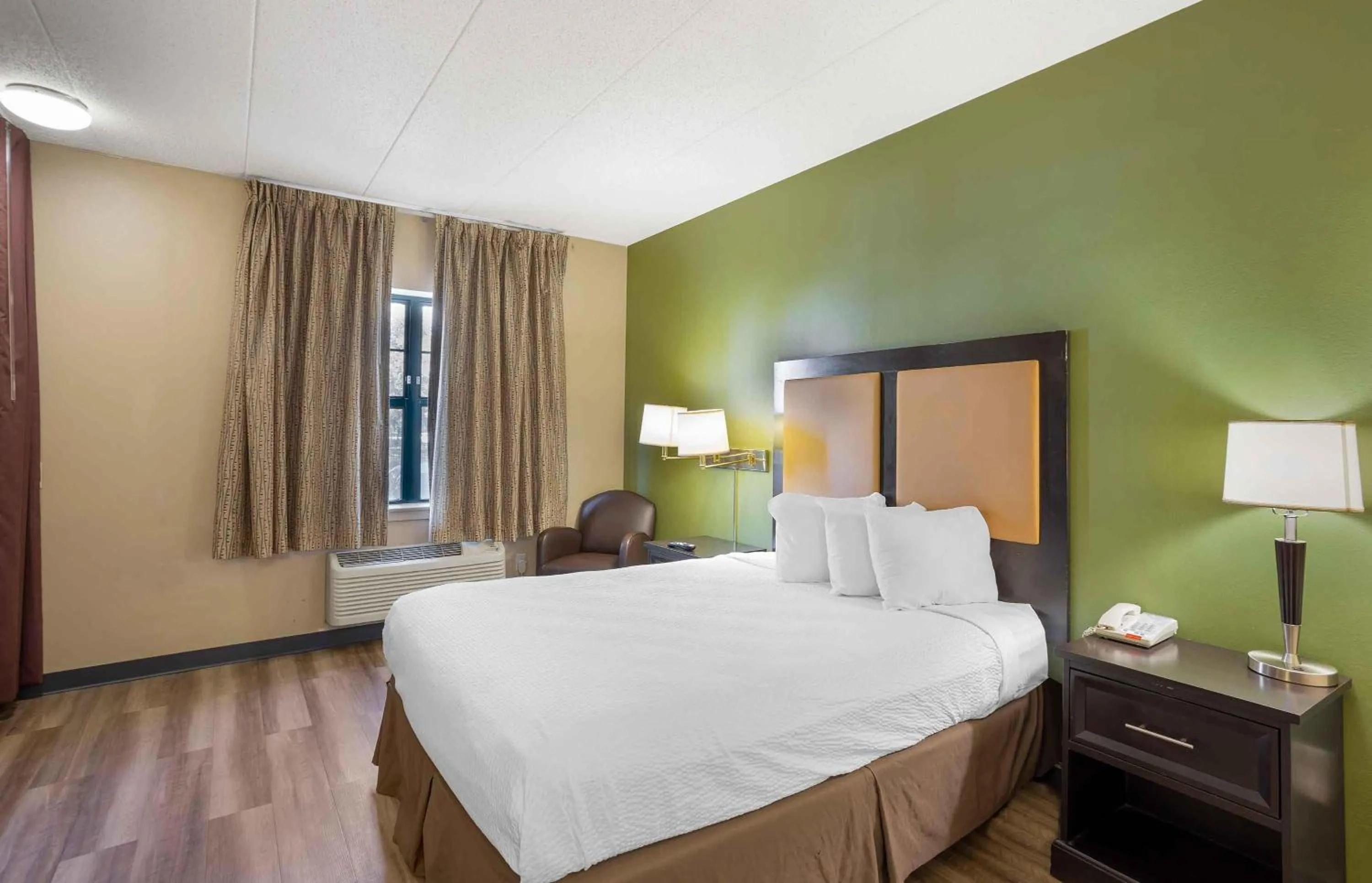 Bedroom, Bed in Extended Stay America Suites - Philadelphia - Airport - Tinicum Blvd