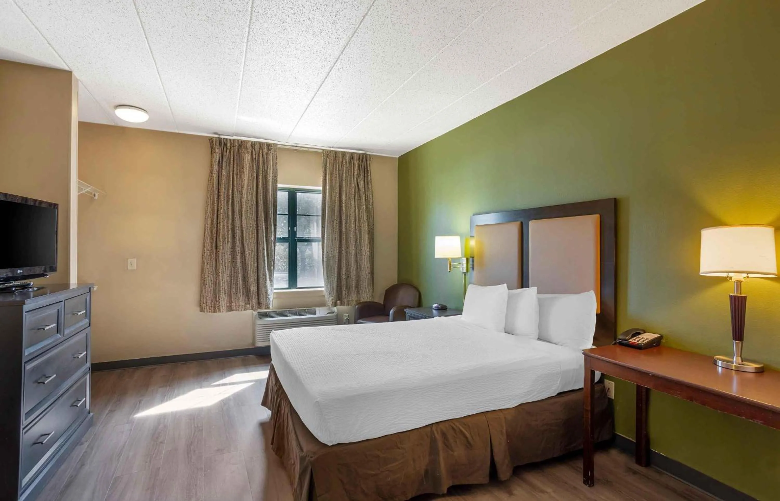 Bedroom, Bed in Extended Stay America Suites - Philadelphia - Airport - Tinicum Blvd