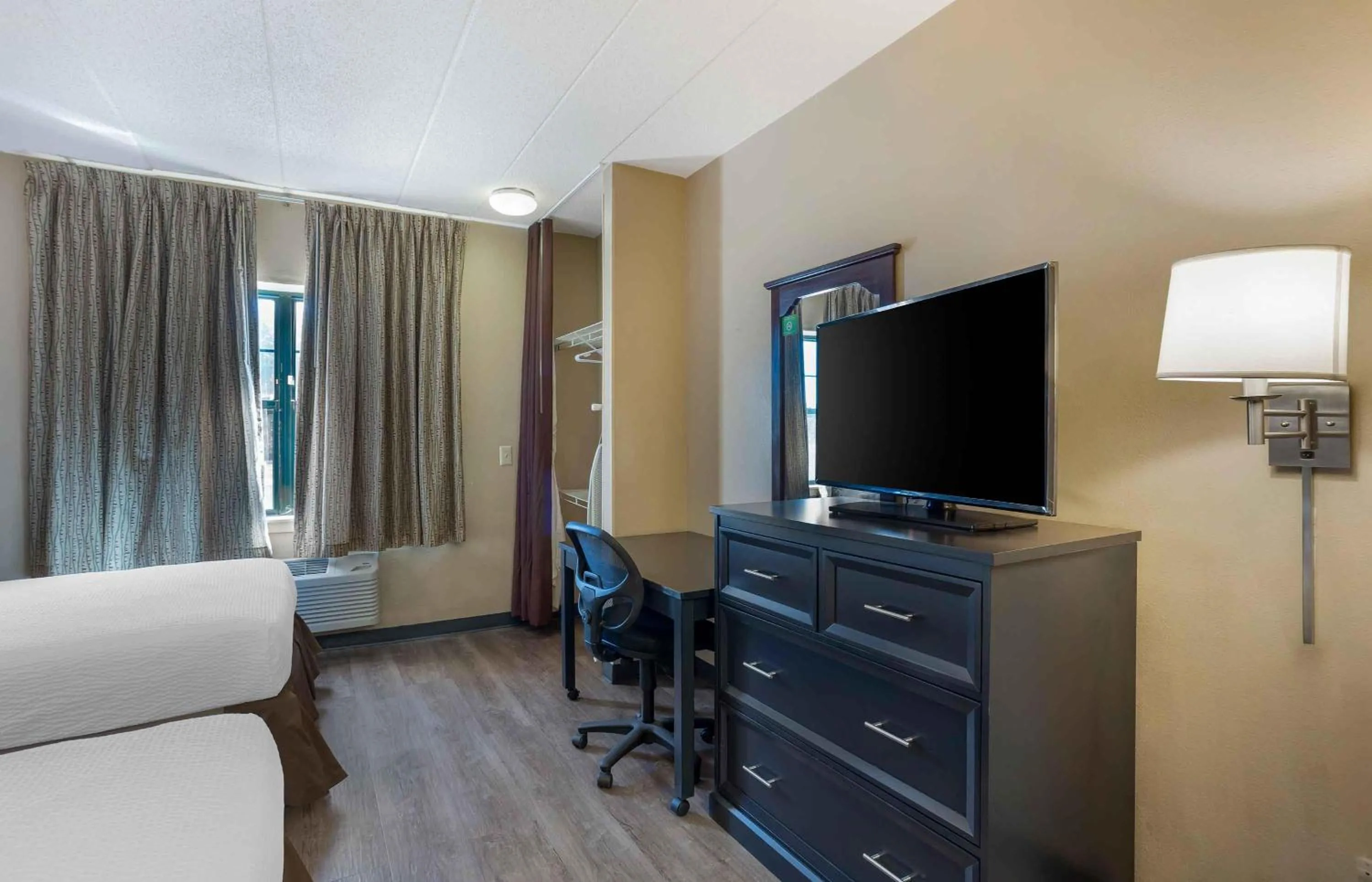 Bedroom, Bed in Extended Stay America Suites - Philadelphia - Airport - Tinicum Blvd