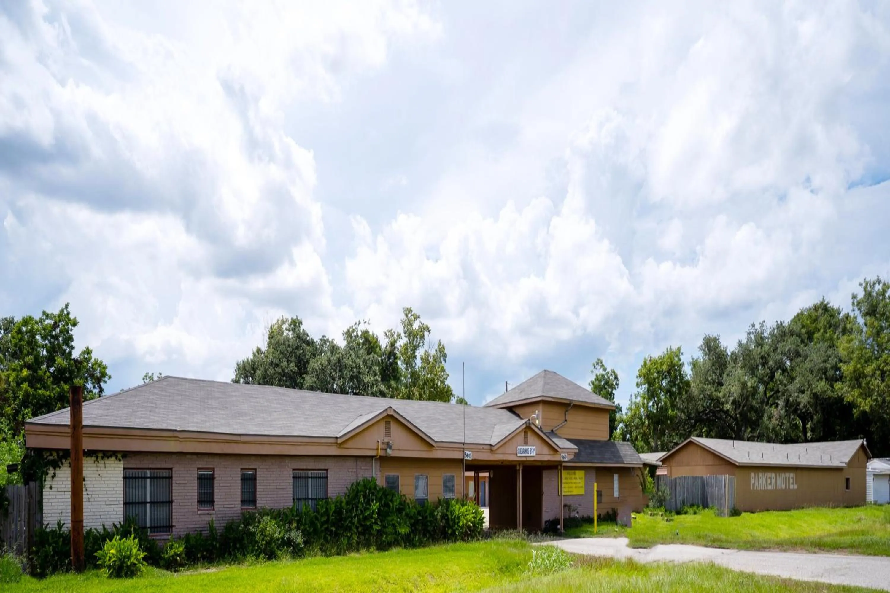 Facade/entrance in Capital O Parker Motel Clute Jackson Tx 332
