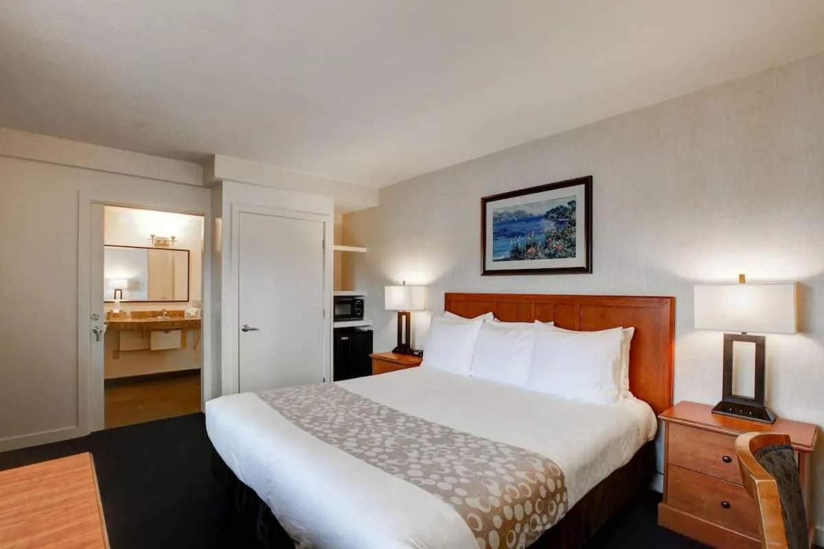 Photo of the whole room, Bed in Newport Channel Inn