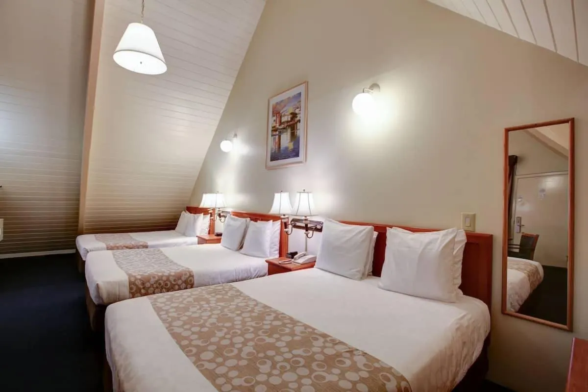 Bed in Newport Channel Inn