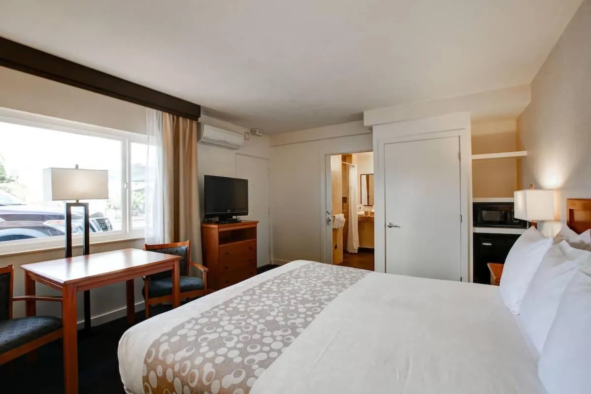 Photo of the whole room, Bed in Newport Channel Inn