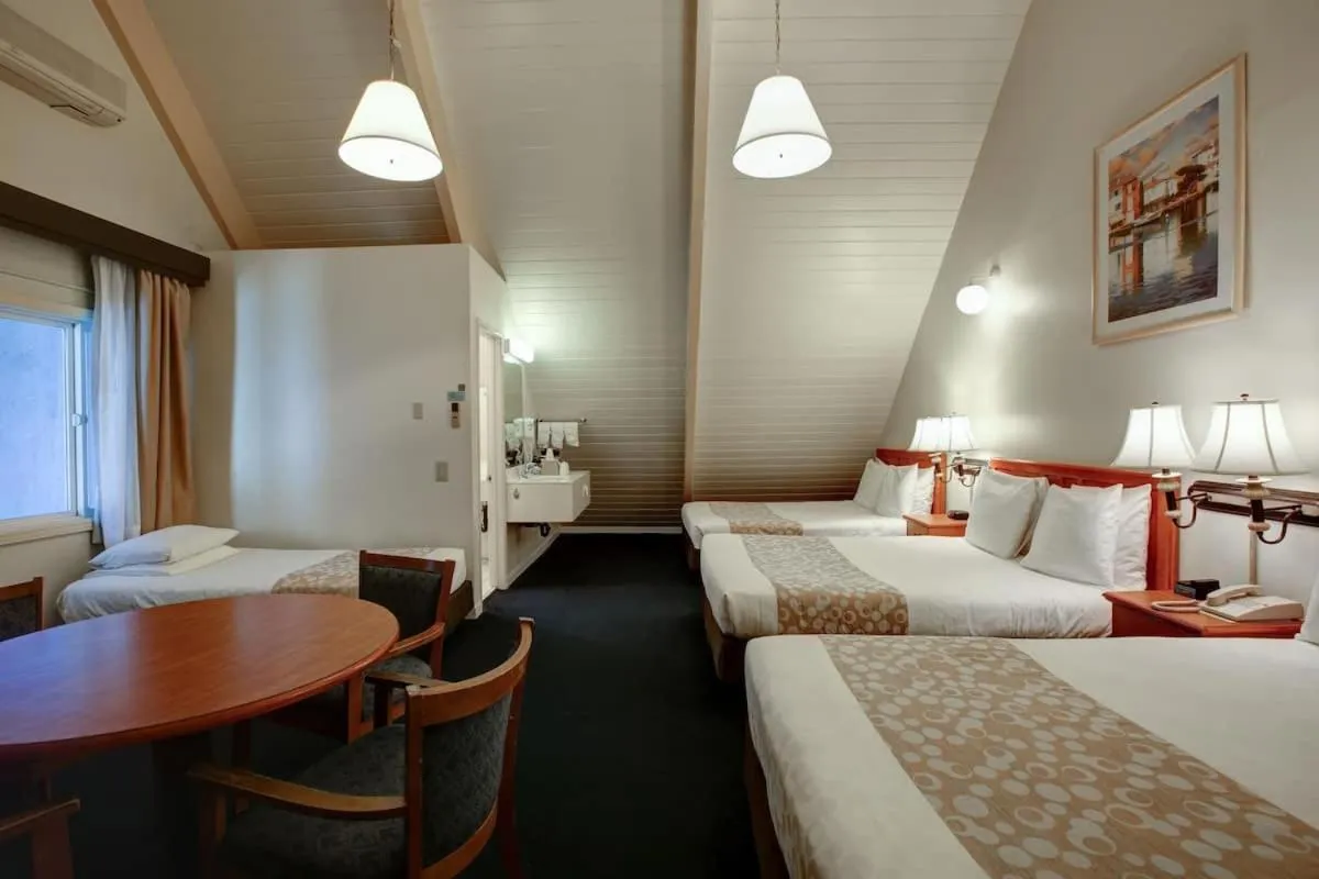 Photo of the whole room, Bed in Newport Channel Inn