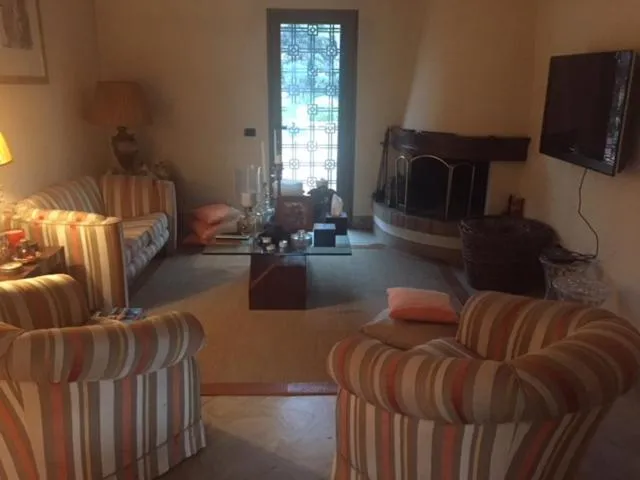 Communal lounge/ TV room in B&B Villa delle Palme