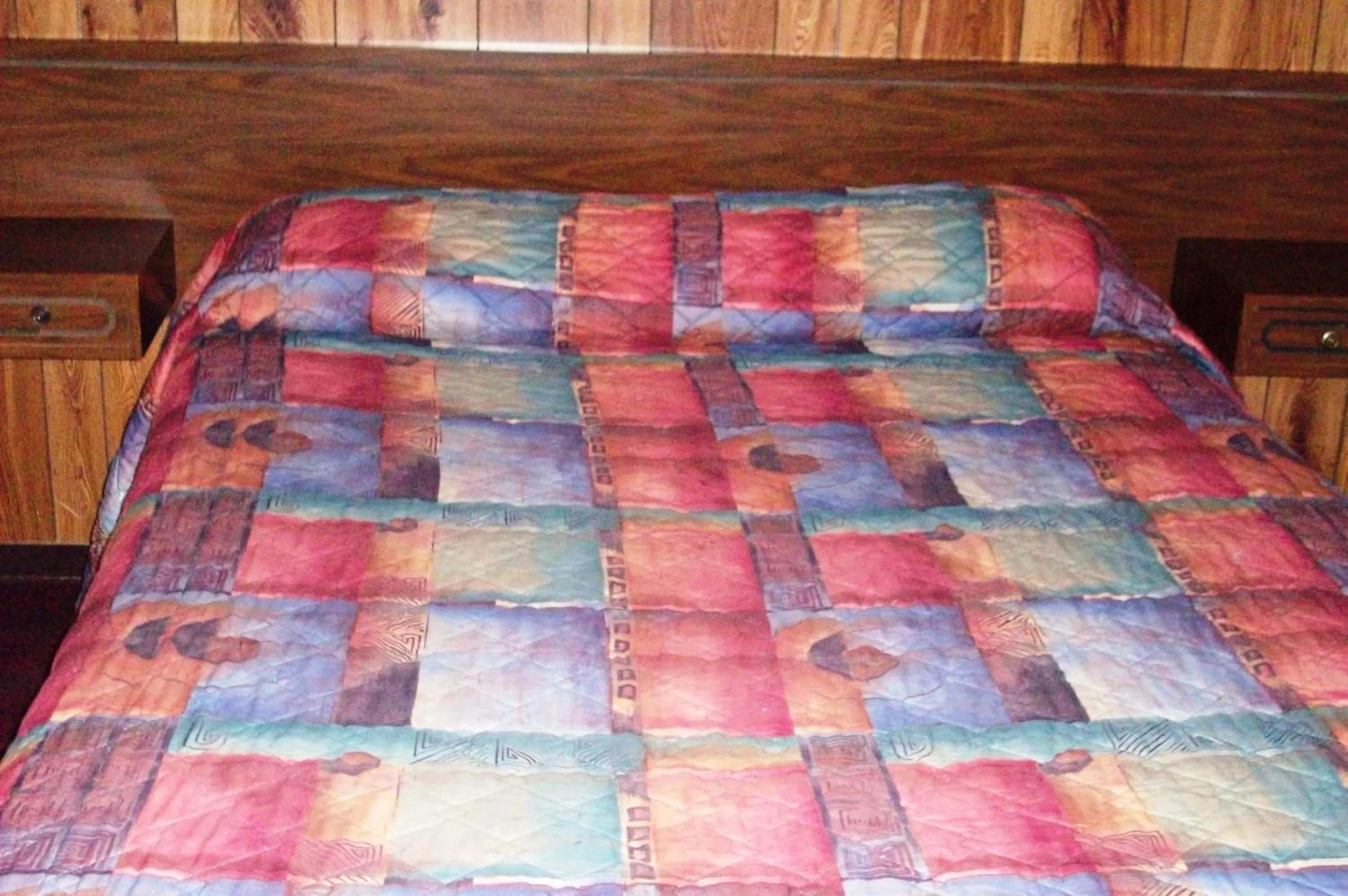 Bed in Hilander Motel