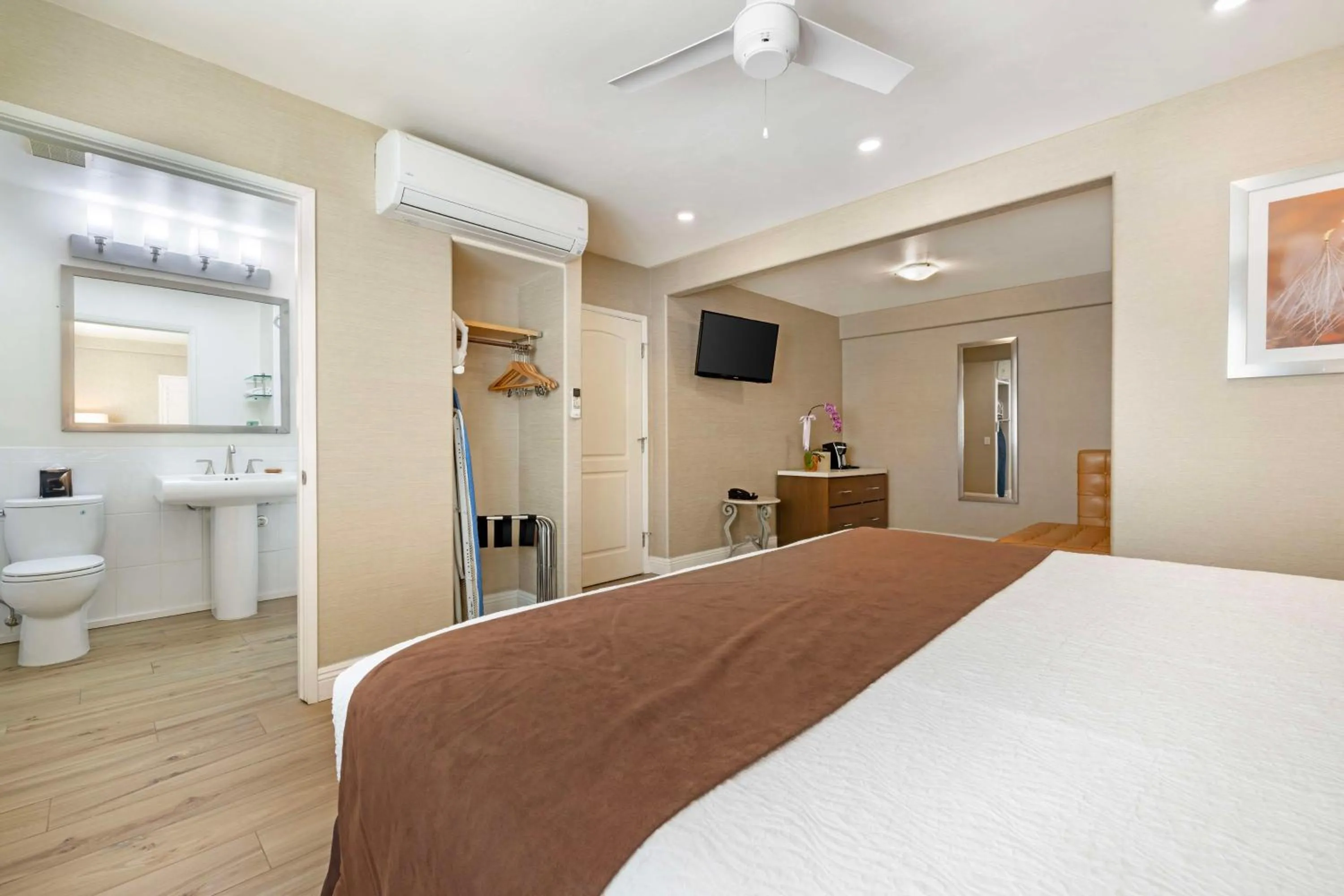 Bedroom, Bed in Best Western Downtown San Diego