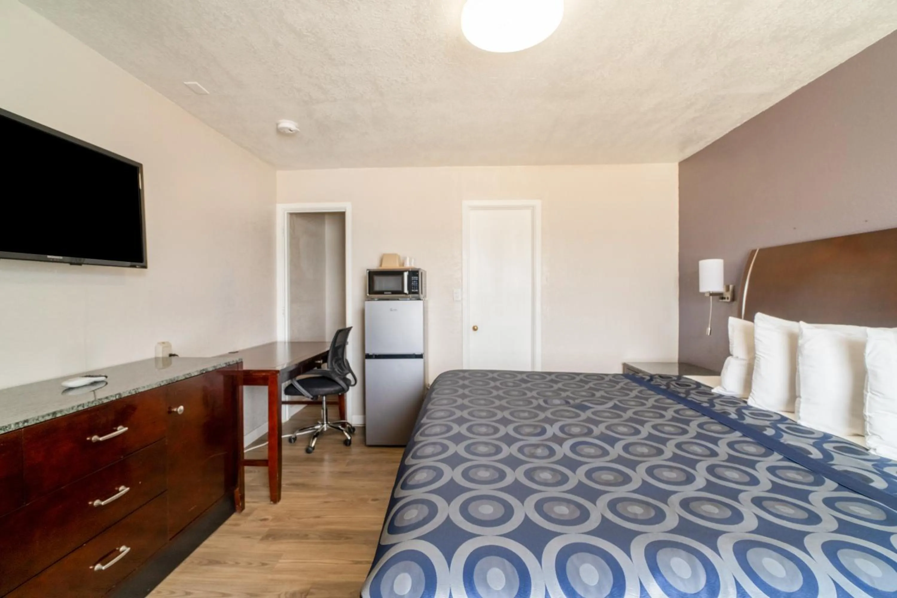 Bedroom, Bed in Economy Inn By OYO, Lamesa TX