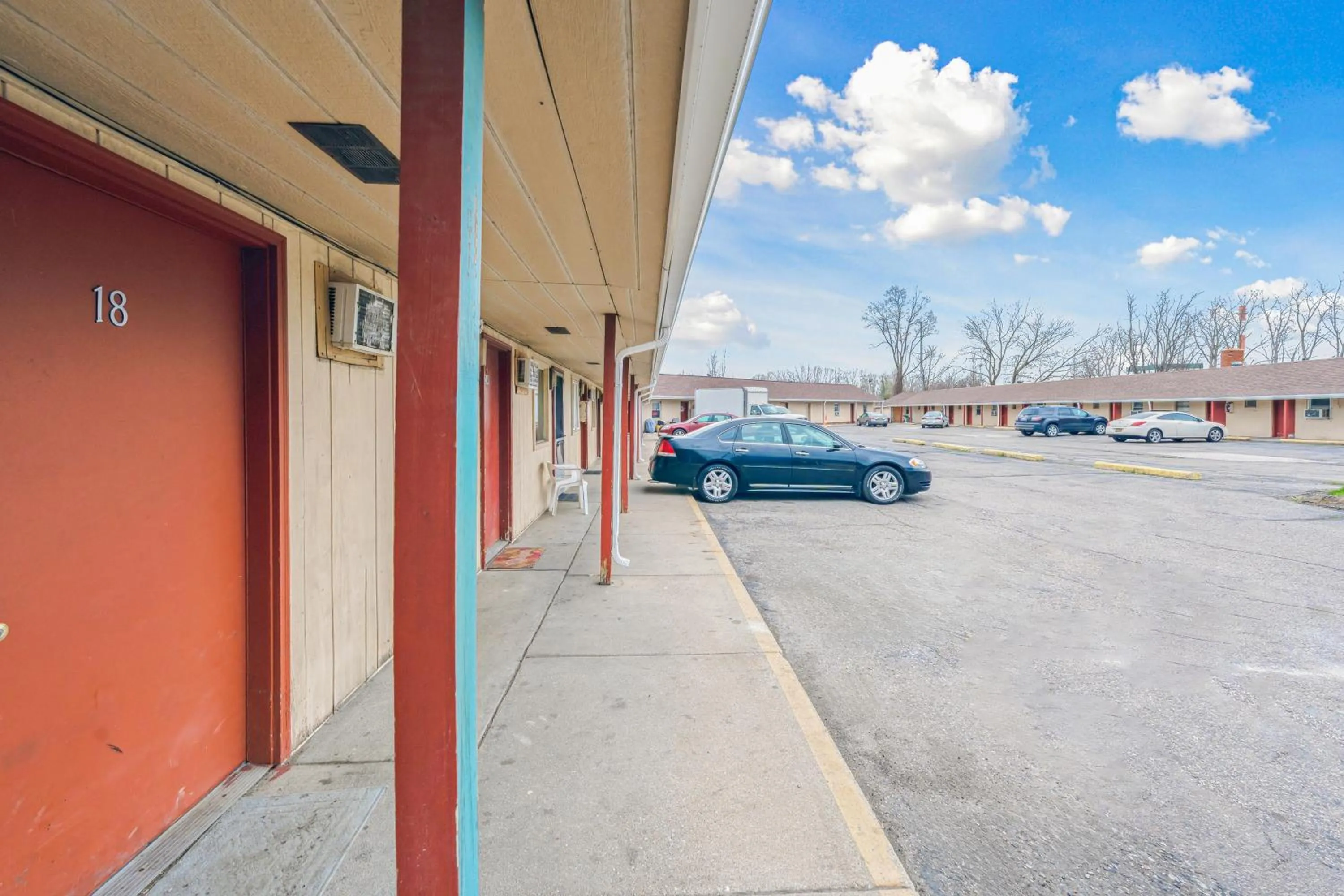 Parking in Flint Motel by OYO MI Near I-475