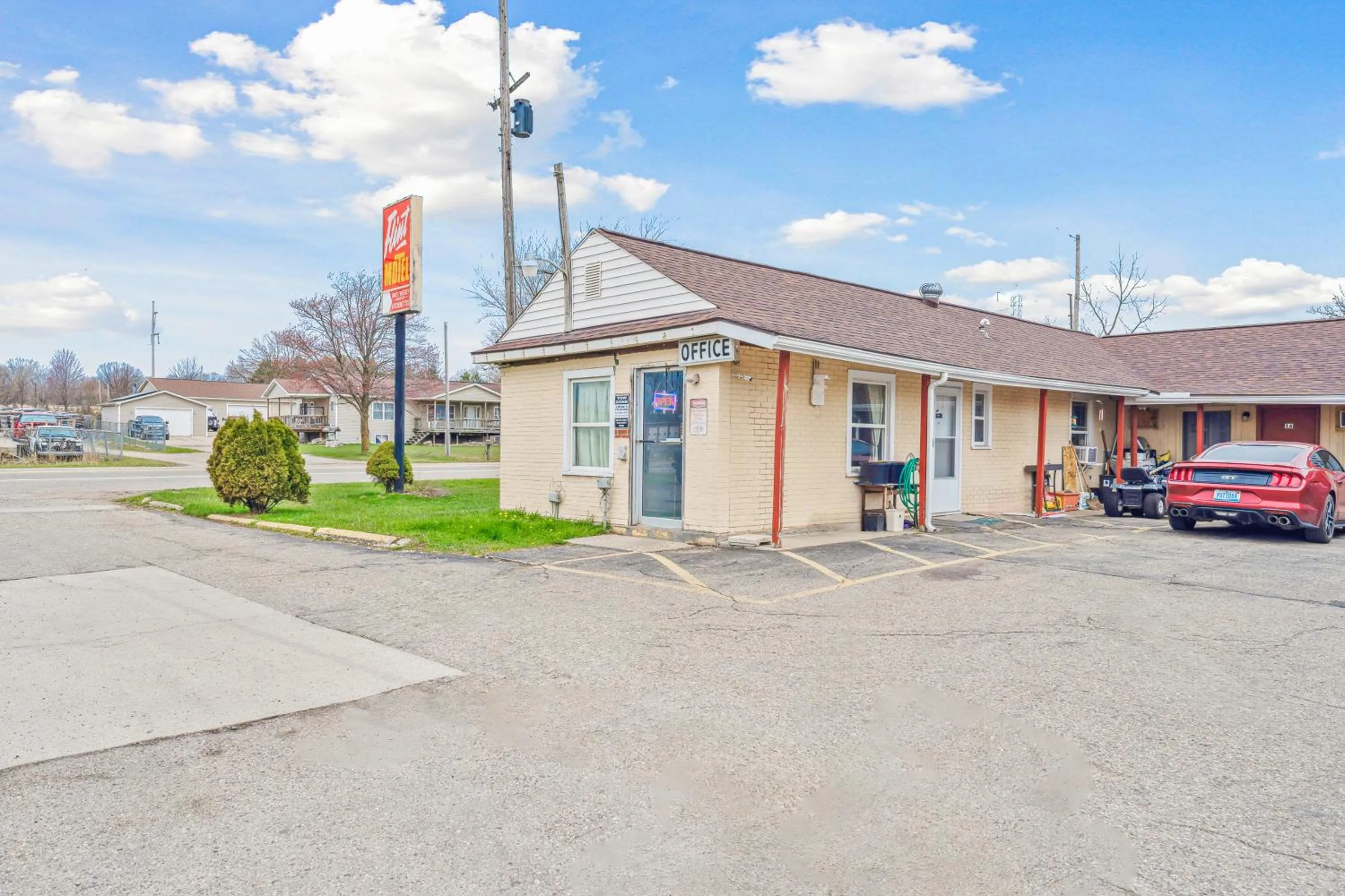 Parking in Flint Motel by OYO MI Near I-475
