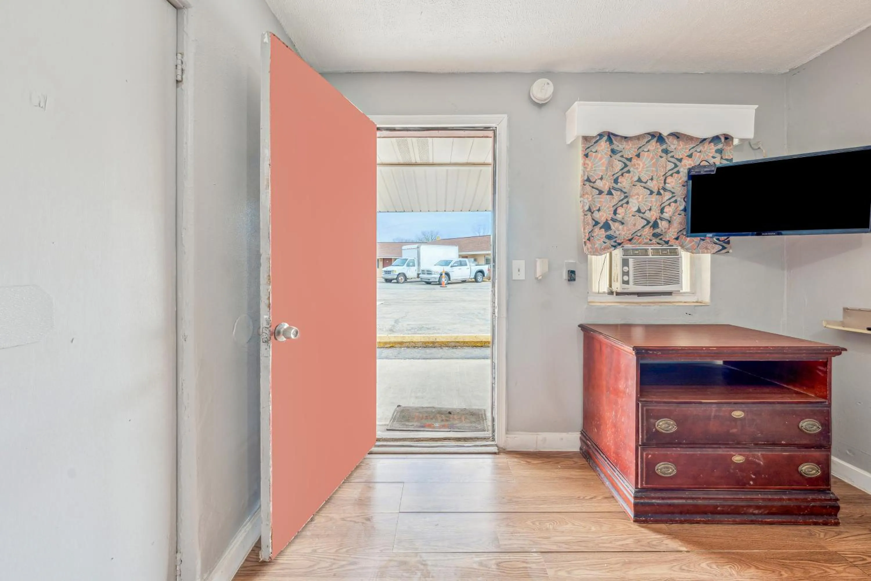 Bedroom in Flint Motel by OYO MI Near I-475