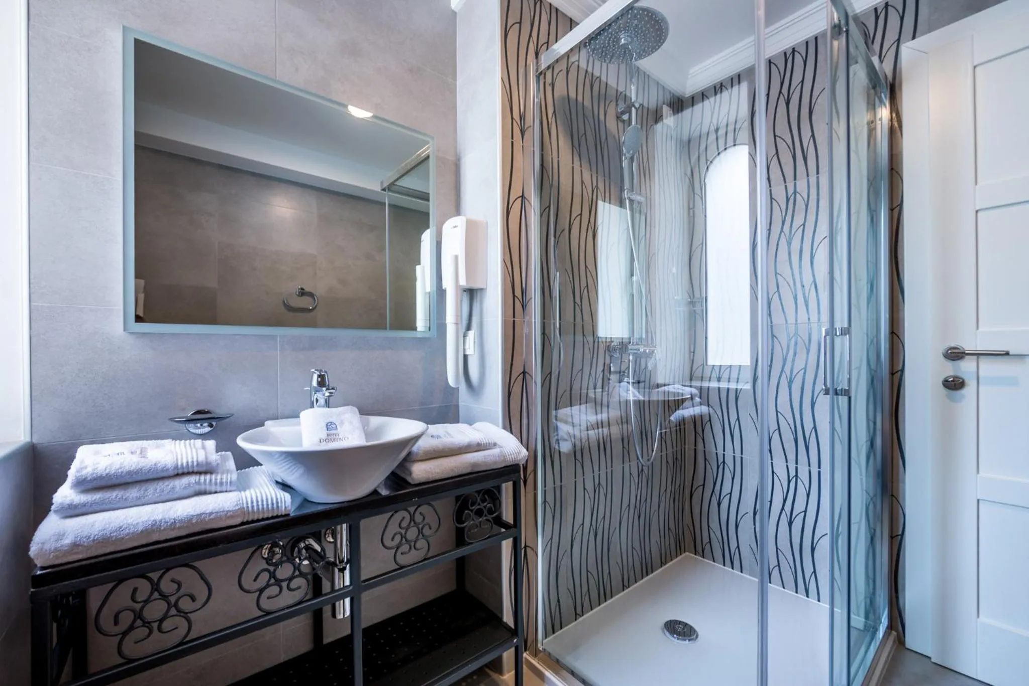 Shower in Hotel Domino