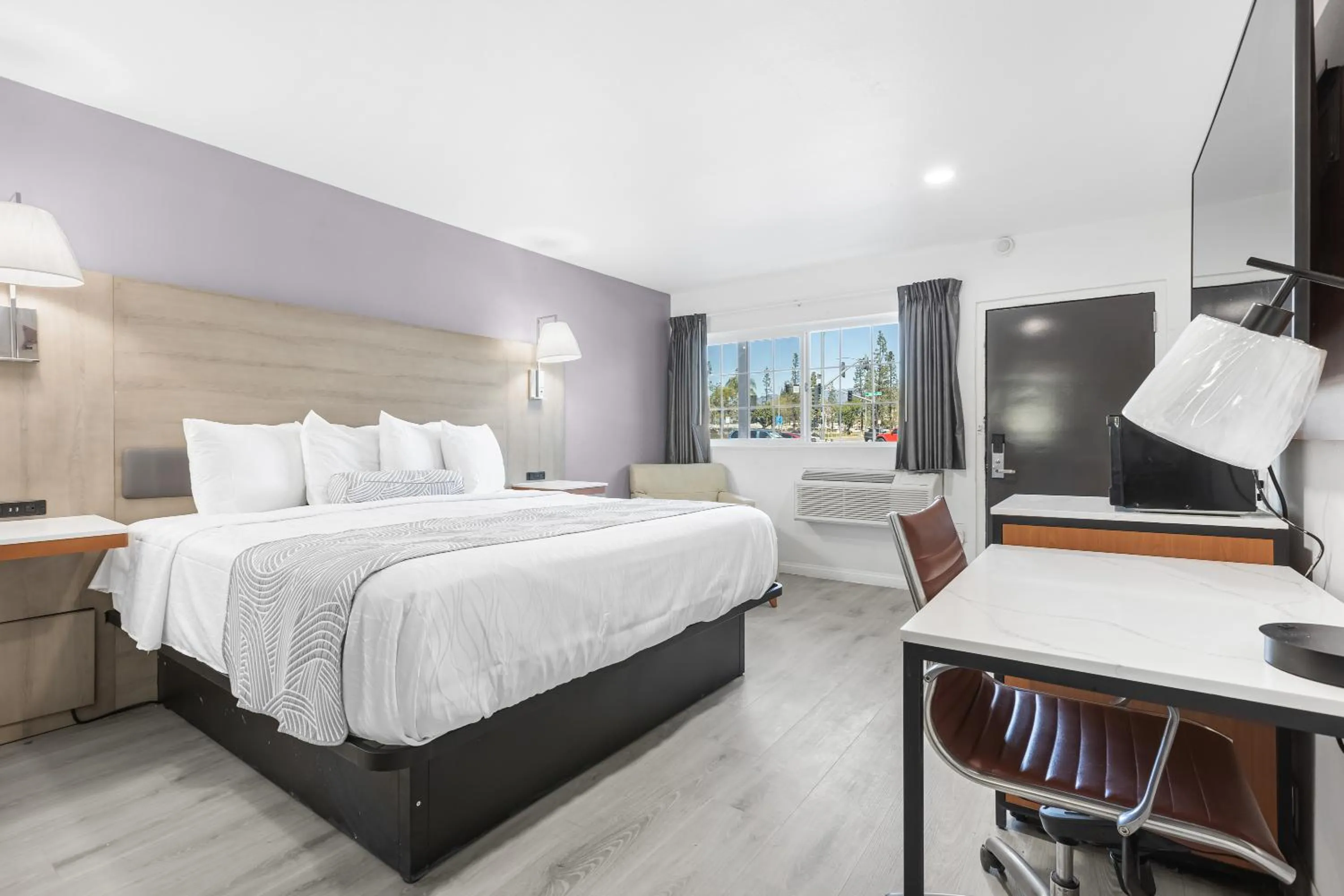 Bed in Inland Inn & Suites