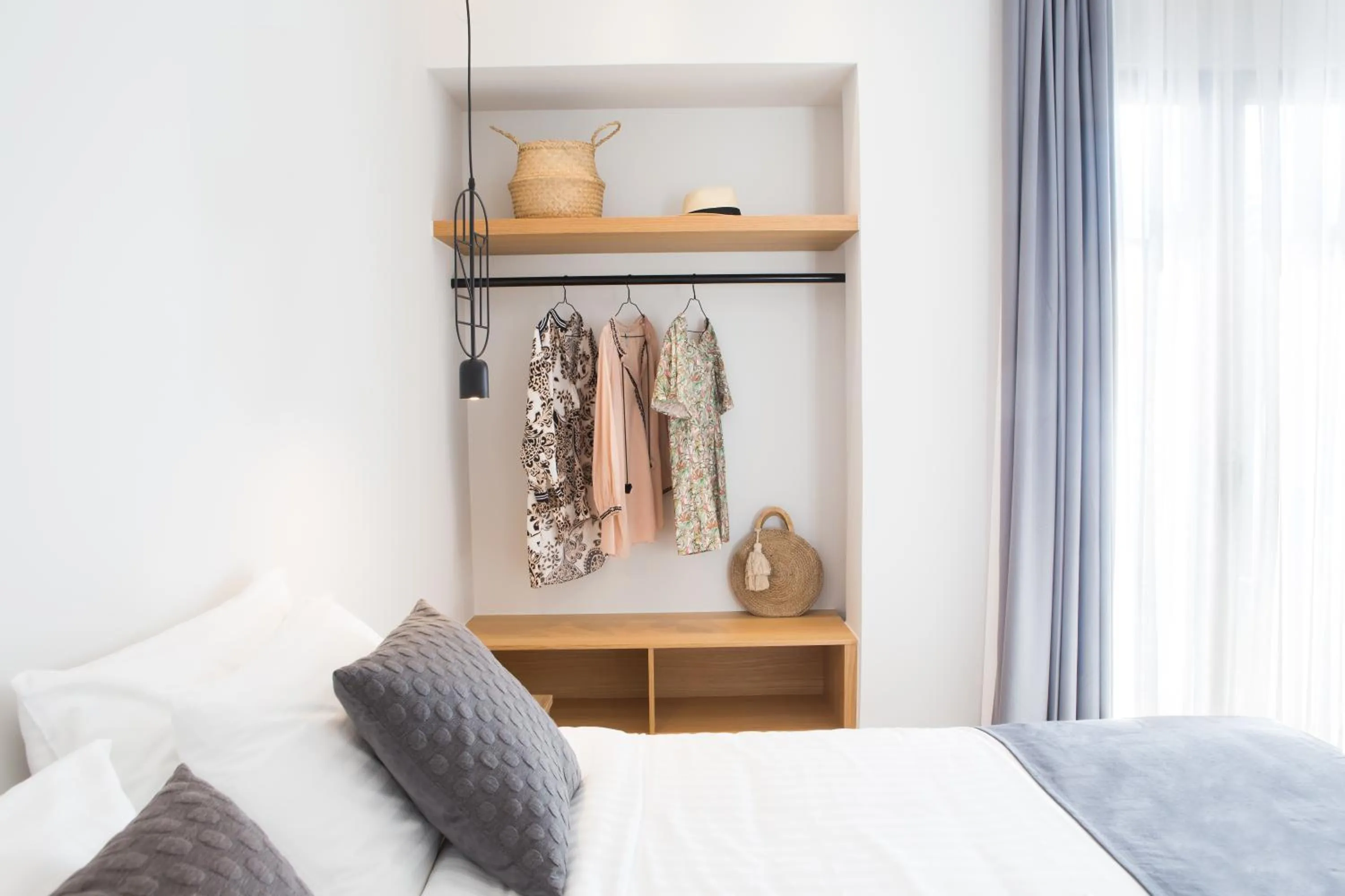wardrobe, Bed in Calmare suites