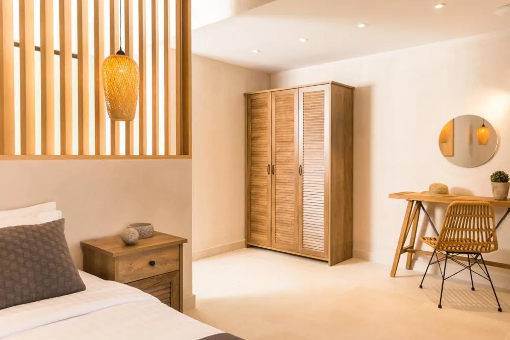 Photo of the whole room, Bed in Calmare suites