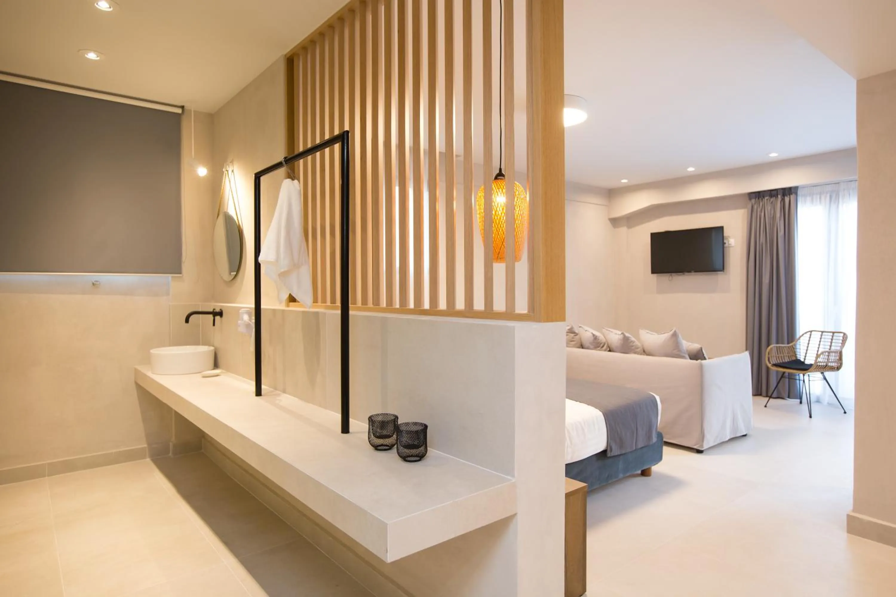 Bathroom, Bed in Calmare suites