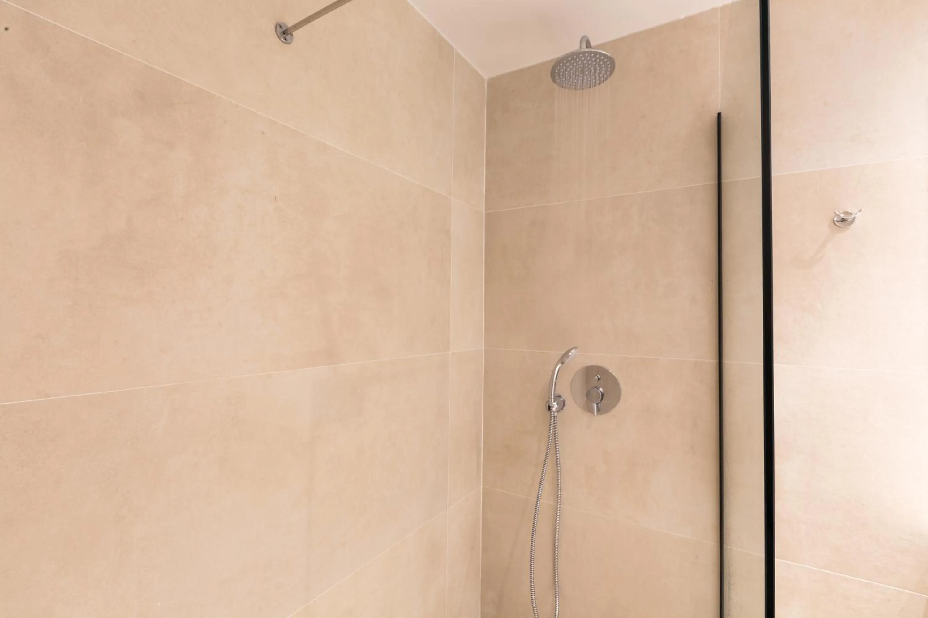 Shower in Calmare suites