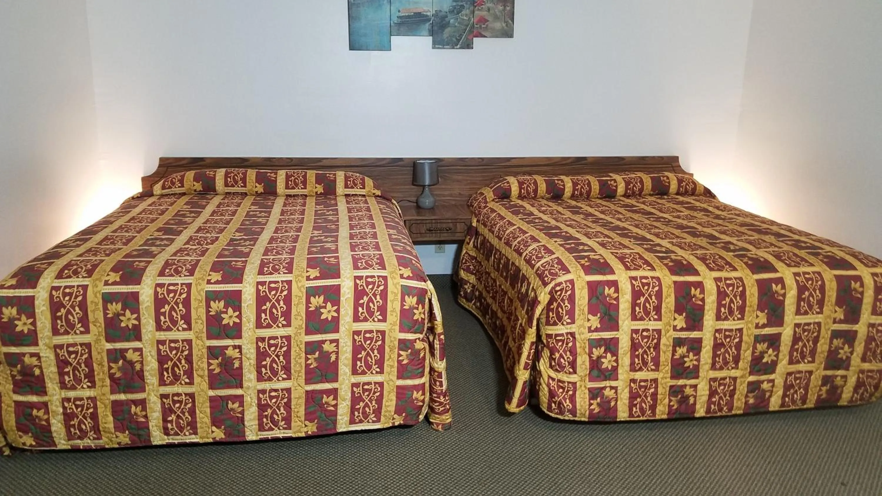 Bed in Amber Inn Motel