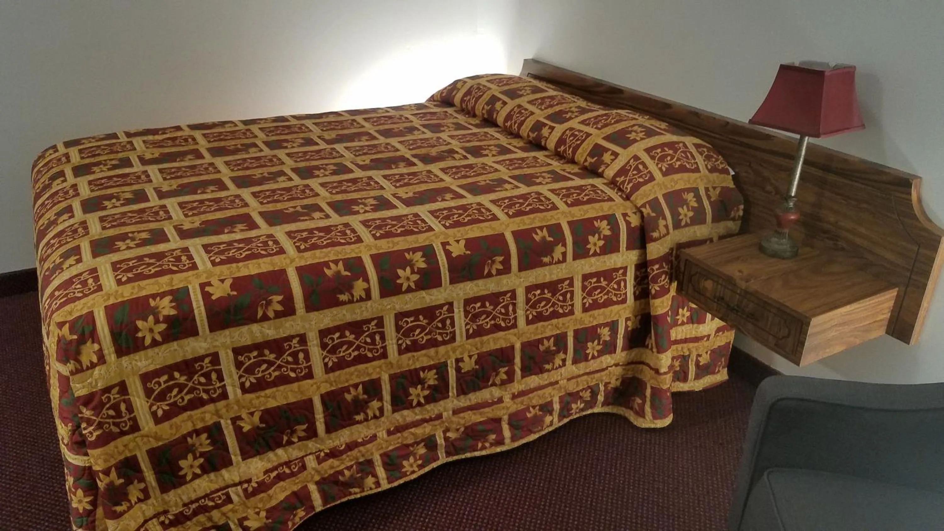 Bed in Amber Inn Motel