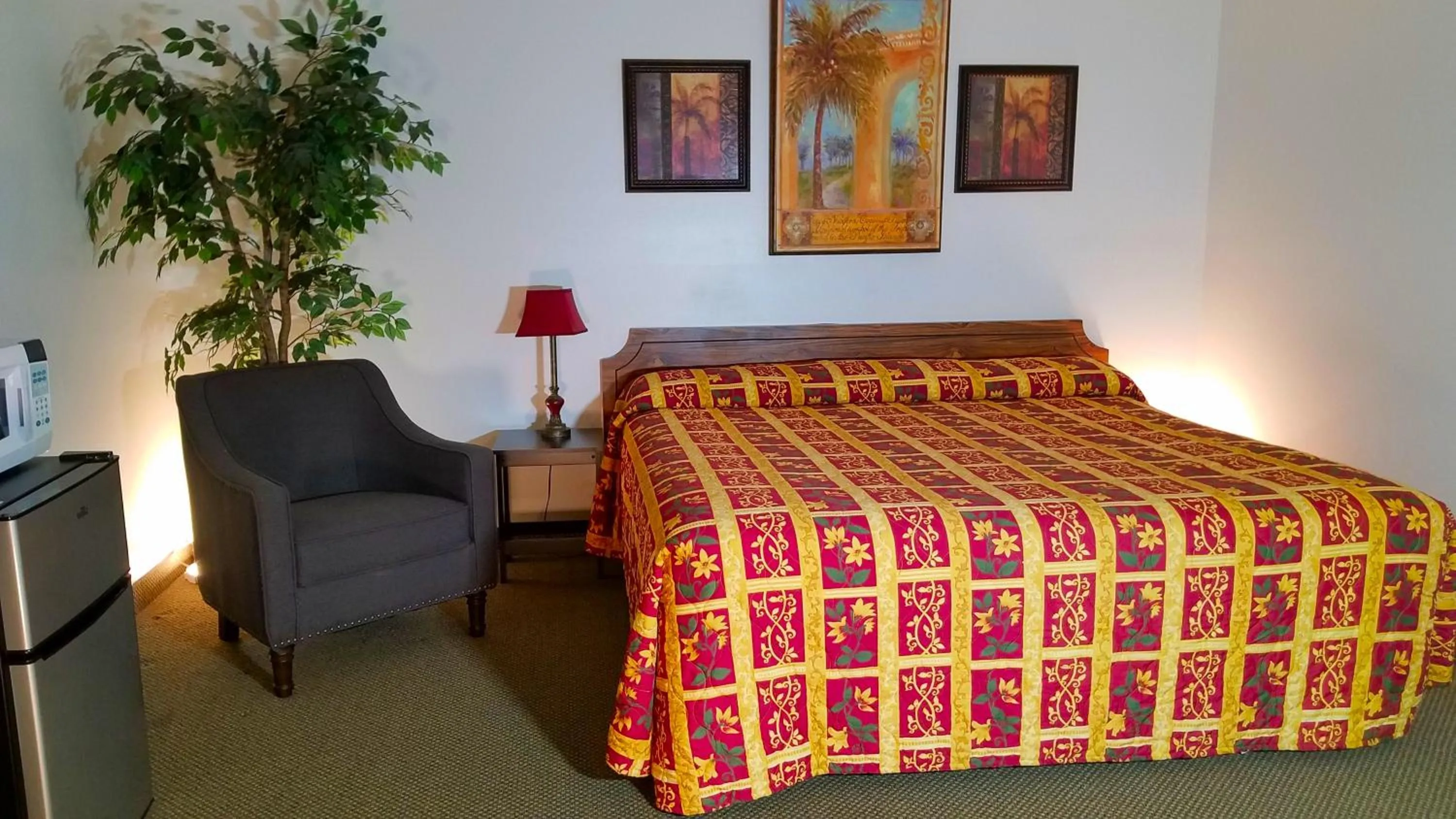 Bed in Amber Inn Motel