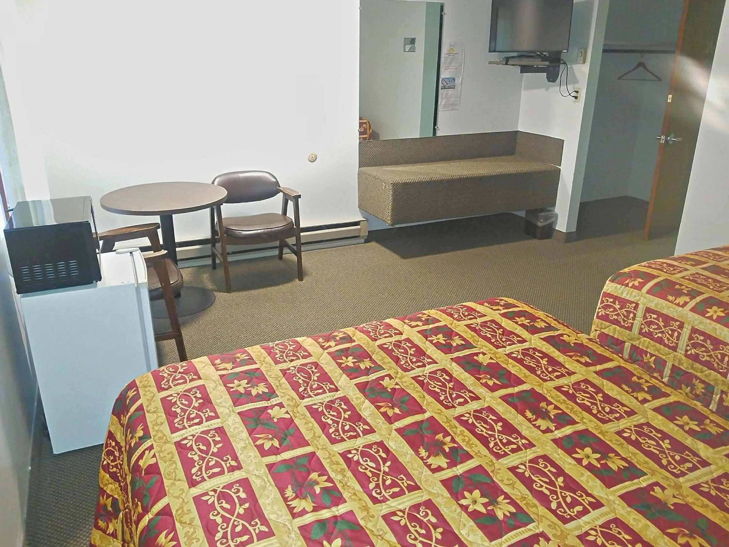 Bed in Amber Inn Motel