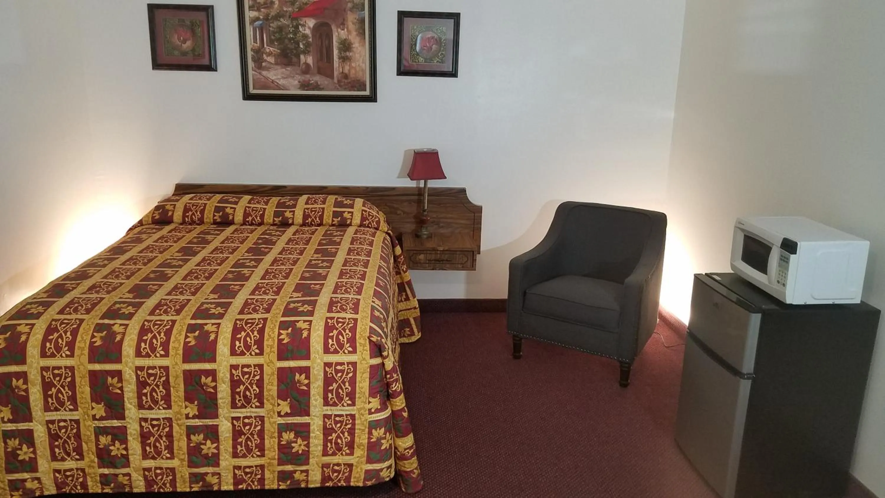 Bed in Amber Inn Motel