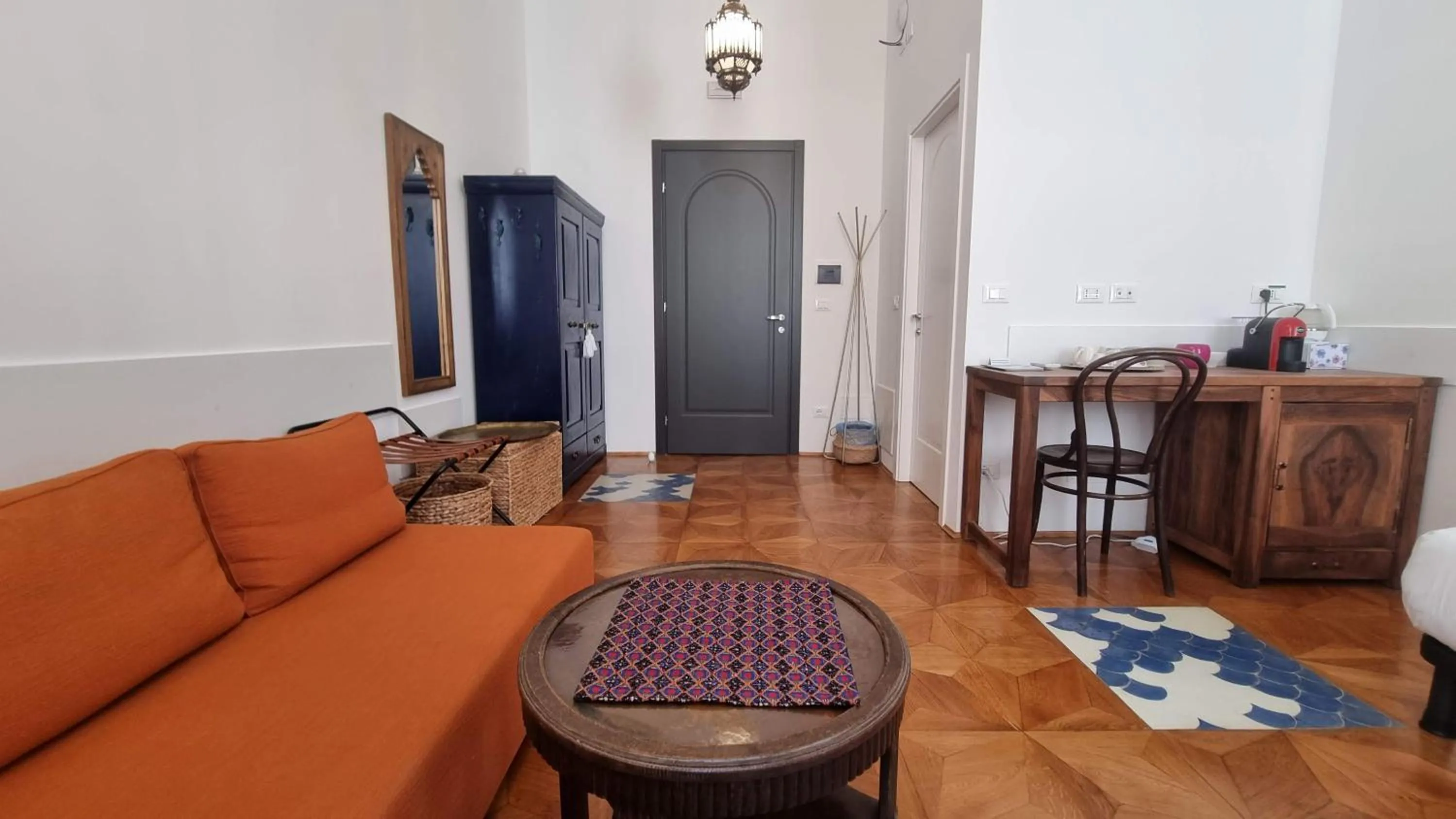 Photo of the whole room in Dada