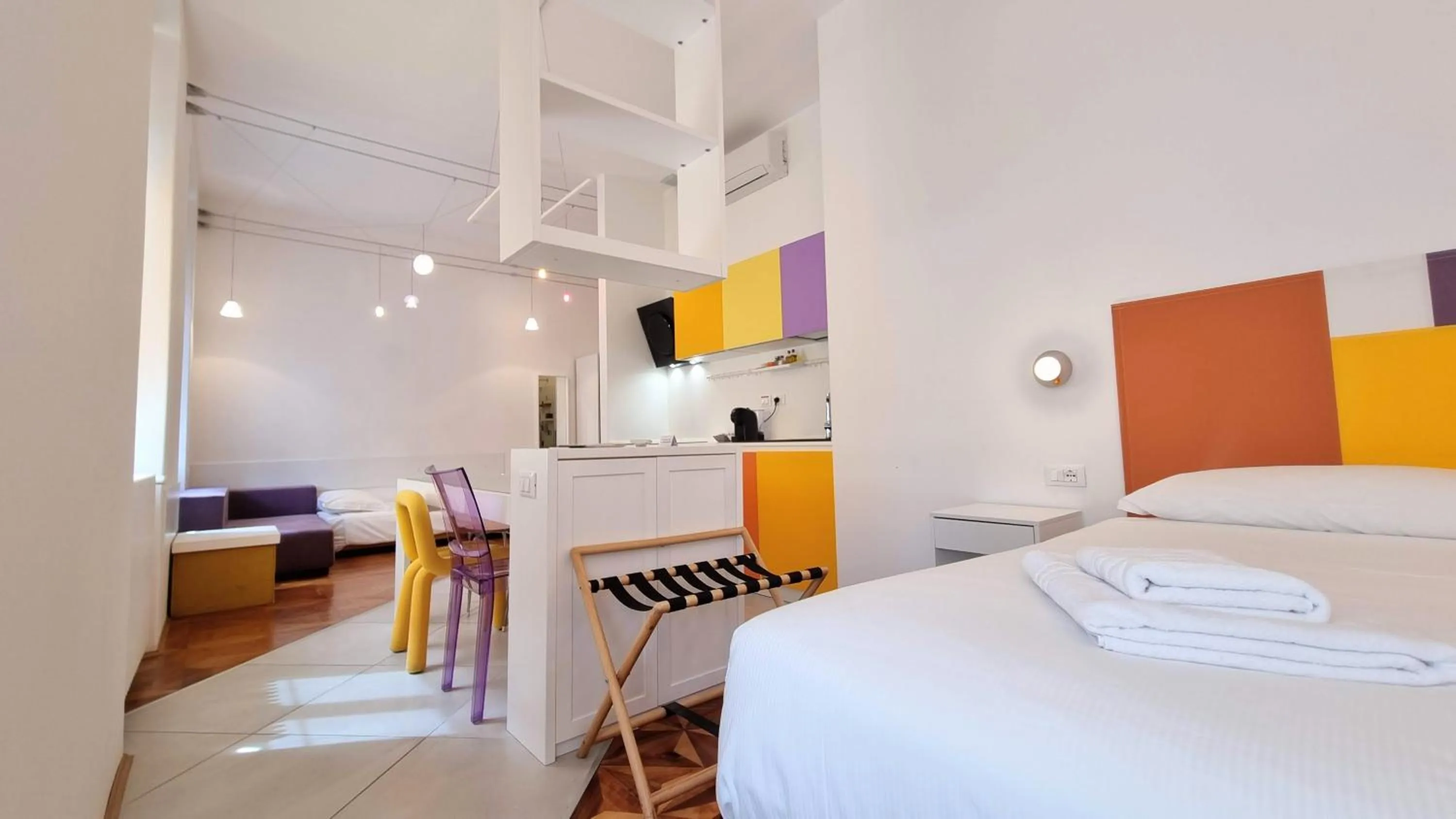 Photo of the whole room, Bed in Dada