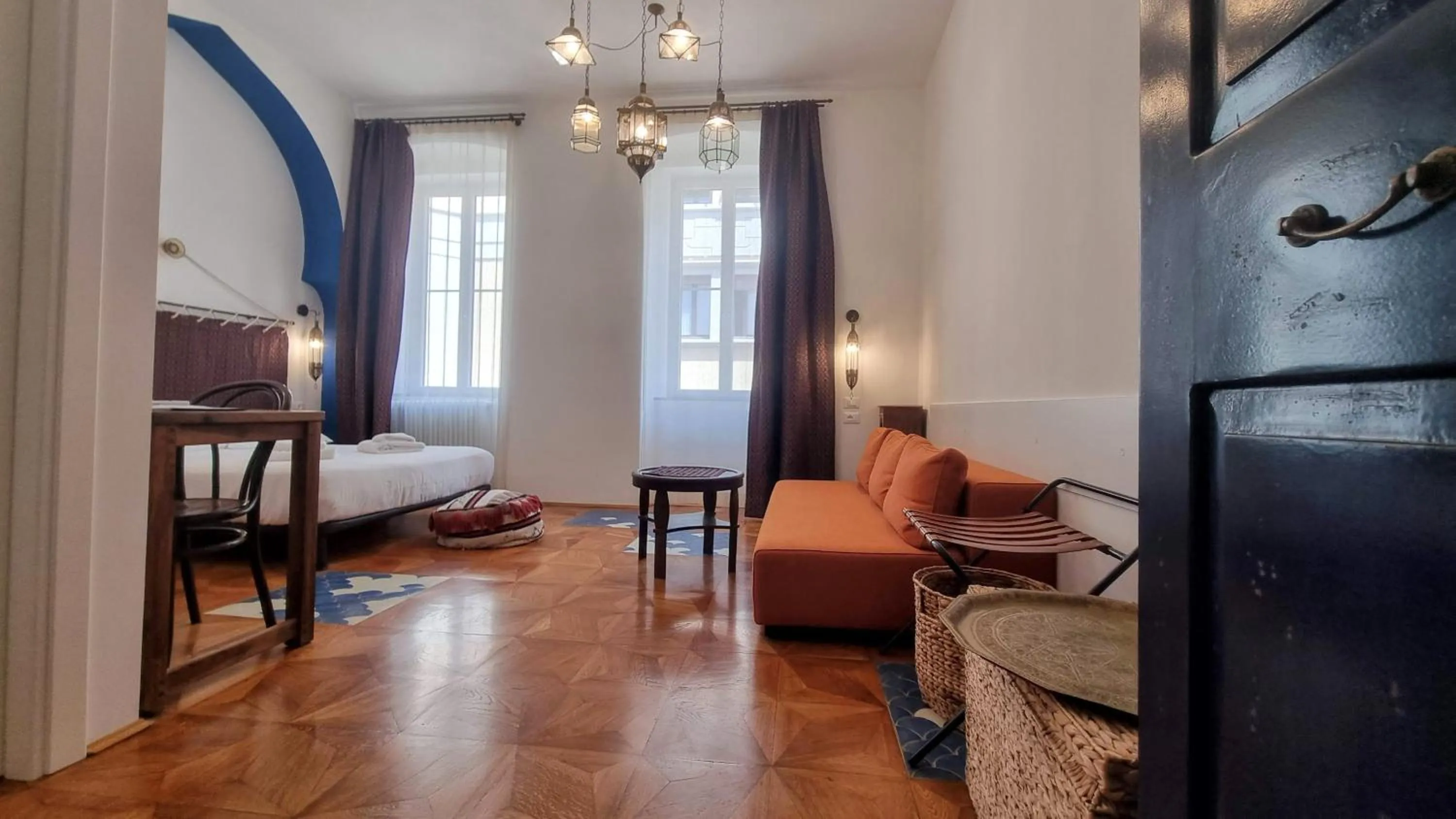 Photo of the whole room, Bed in Dada