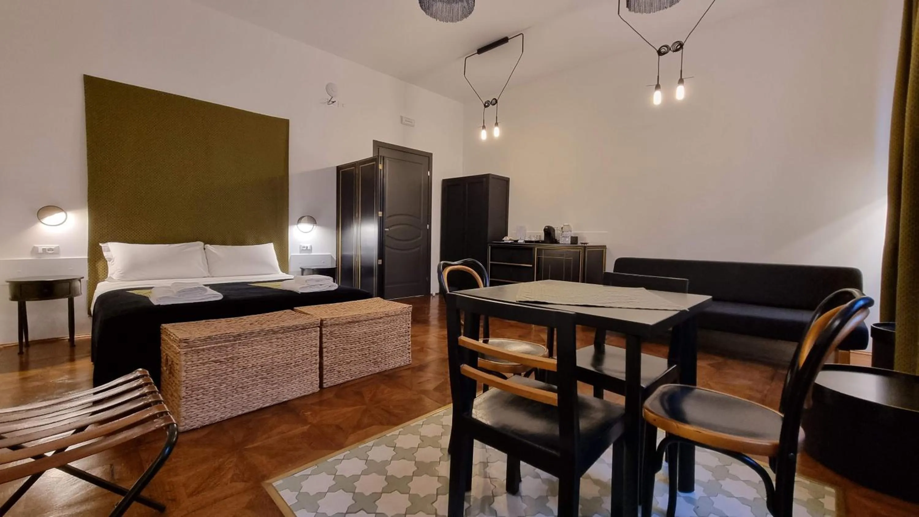 Photo of the whole room, Bed in Dada